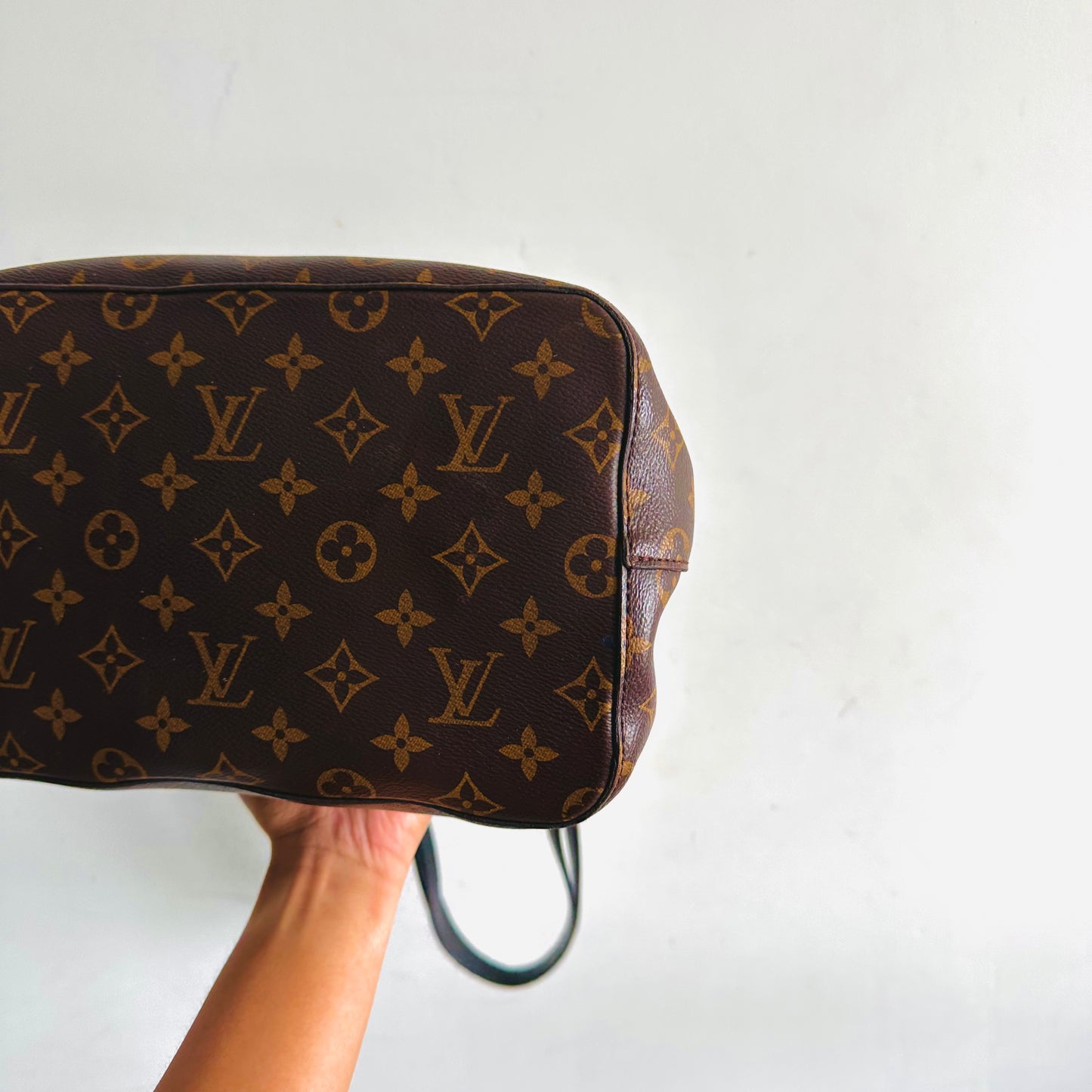 Louis Vuitton LV Neonoe MM Classic Bucket Monogram Logo Black GHW Shoulder Sling Bag