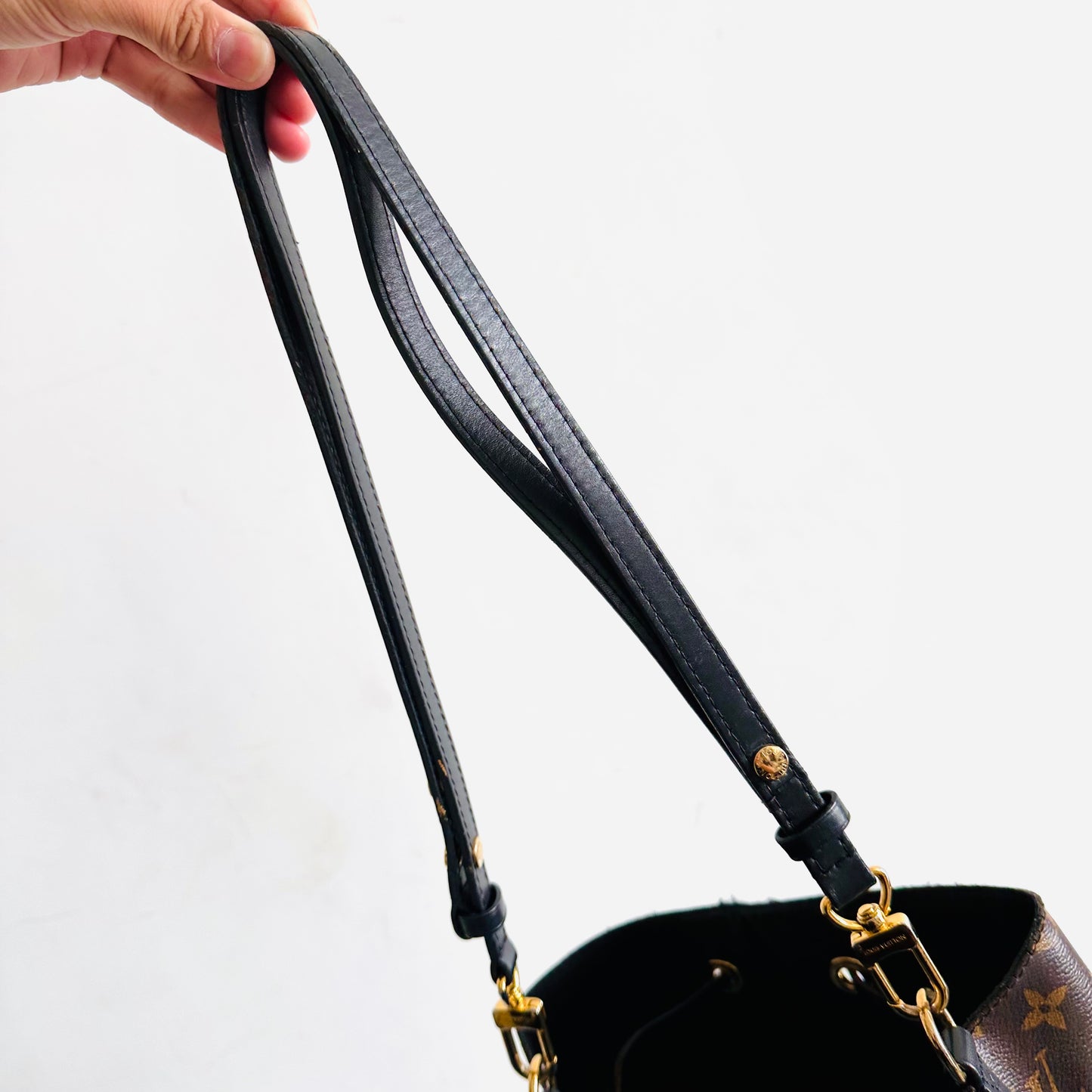 Louis Vuitton LV Neonoe MM Classic Bucket Monogram Logo Black GHW Shoulder Sling Bag
