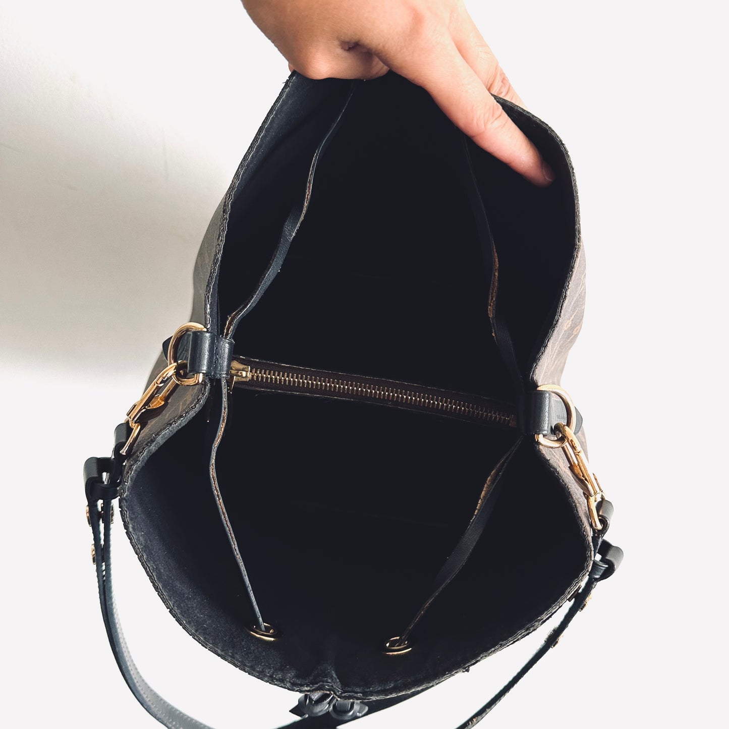 Louis Vuitton LV Neonoe MM Classic Bucket Monogram Logo Black GHW Shoulder Sling Bag