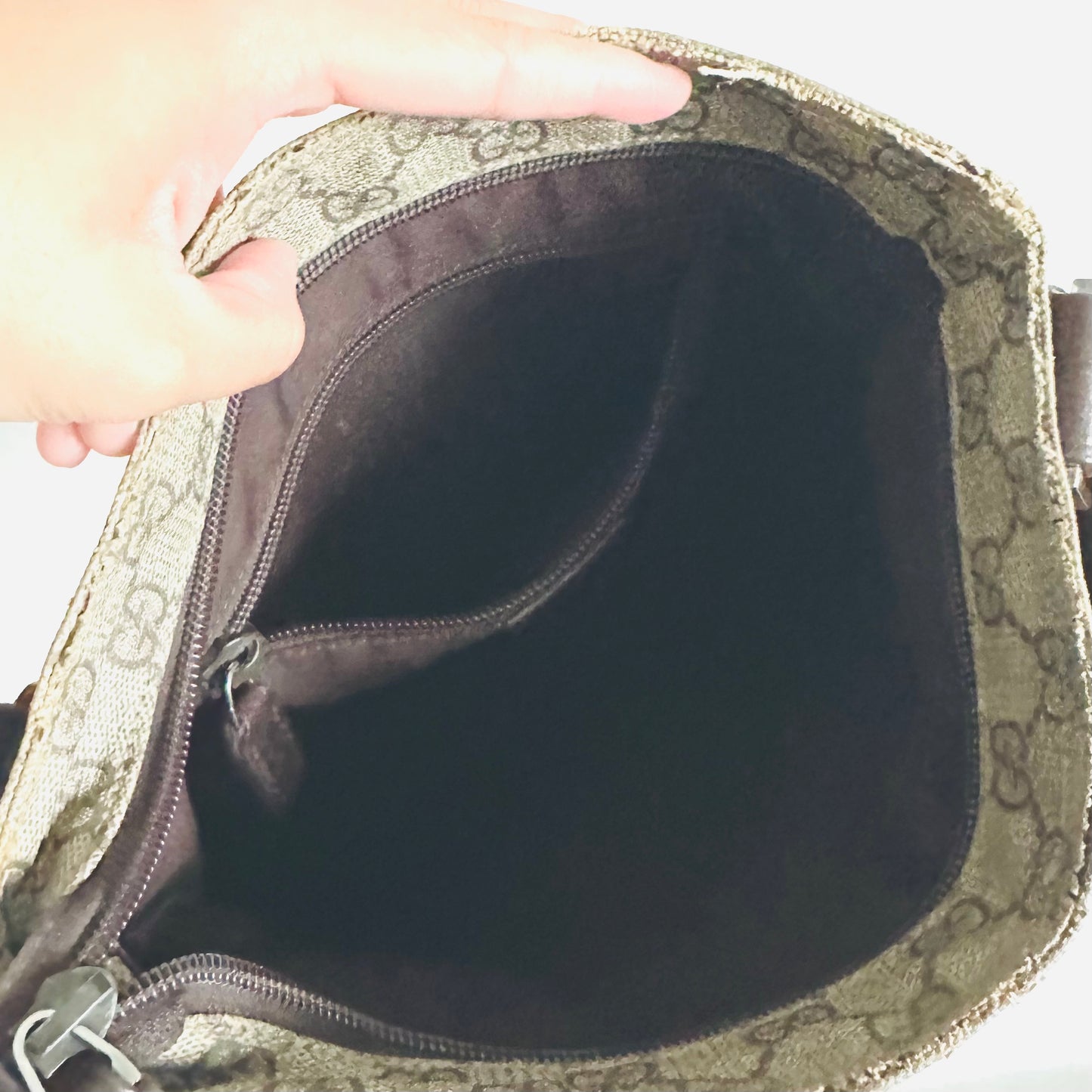 Gucci Supreme Beige GG Monogram Logo Messenger Shoulder Sling Bag