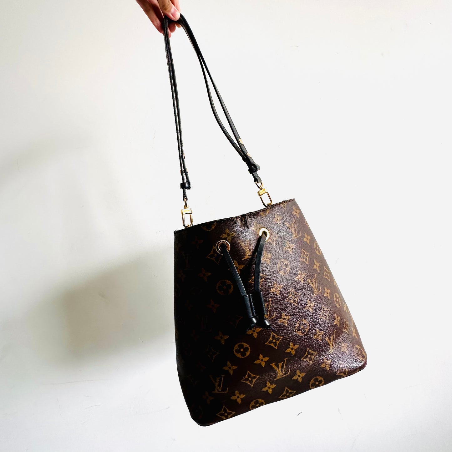 Louis Vuitton LV Neonoe MM Classic Bucket Monogram Logo Black GHW Shoulder Sling Bag