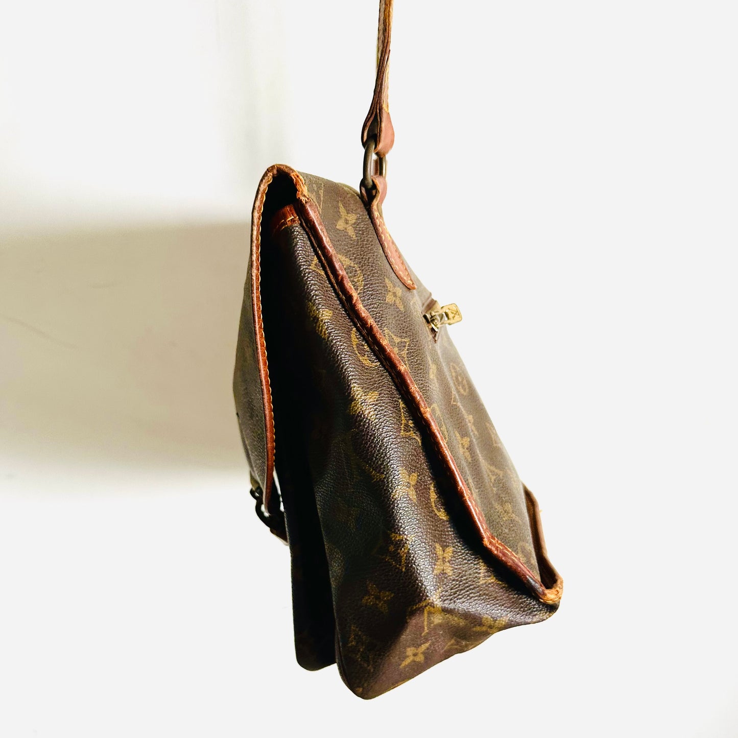 Louis Vuitton LV Sac Bazas Gibeciere Monogram Logo GHW Flap Vintage Shoulder Sling Bag