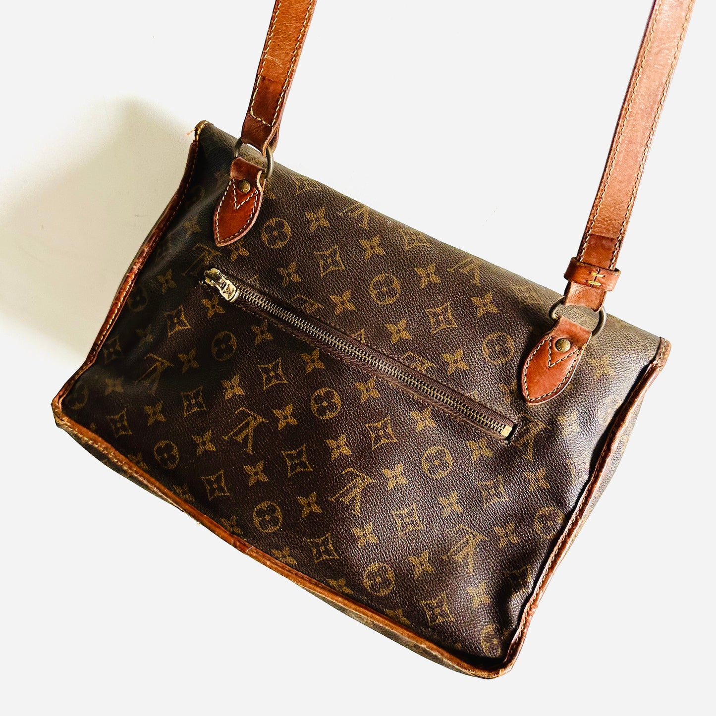 Louis Vuitton LV Sac Bazas Gibeciere Monogram Logo GHW Flap Vintage Shoulder Sling Bag
