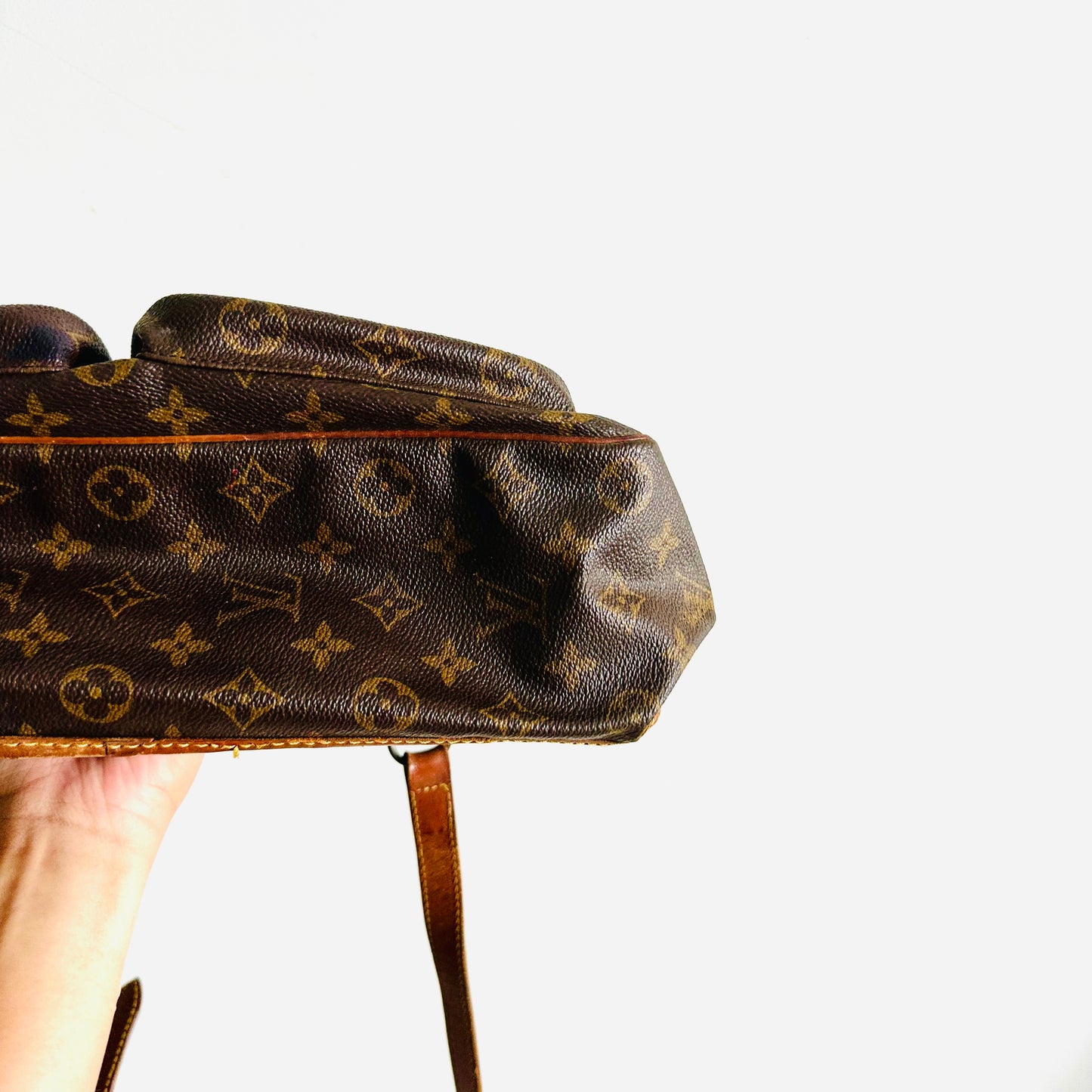 Louis Vuitton LV Sac Bazas Gibeciere Monogram Logo GHW Flap Vintage Shoulder Sling Bag