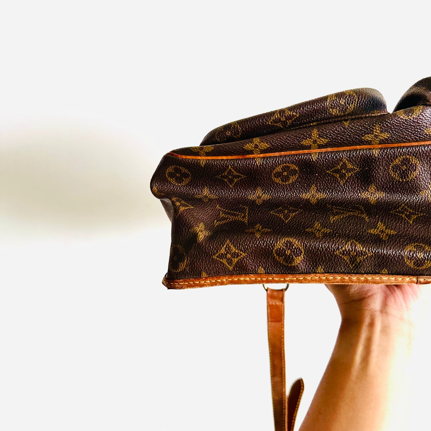 Louis Vuitton LV Sac Bazas Gibeciere Monogram Logo GHW Flap Vintage Shoulder Sling Bag