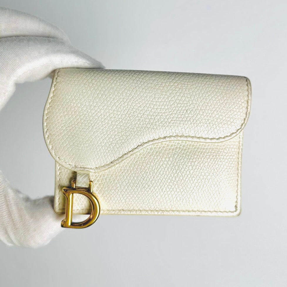 Christian Dior CD White GHW Saddle Lotus Monogram Logo Grained Calfskin Flap Compact Wallet