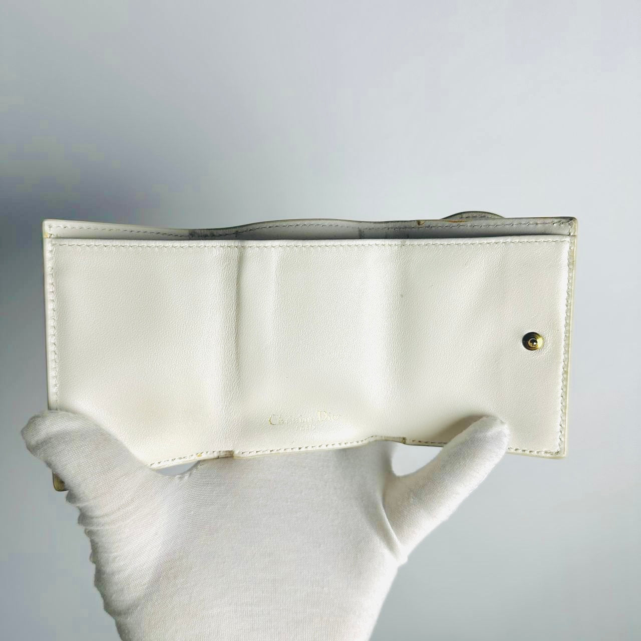 Christian Dior CD White GHW Saddle Lotus Monogram Logo Grained Calfskin Flap Compact Wallet