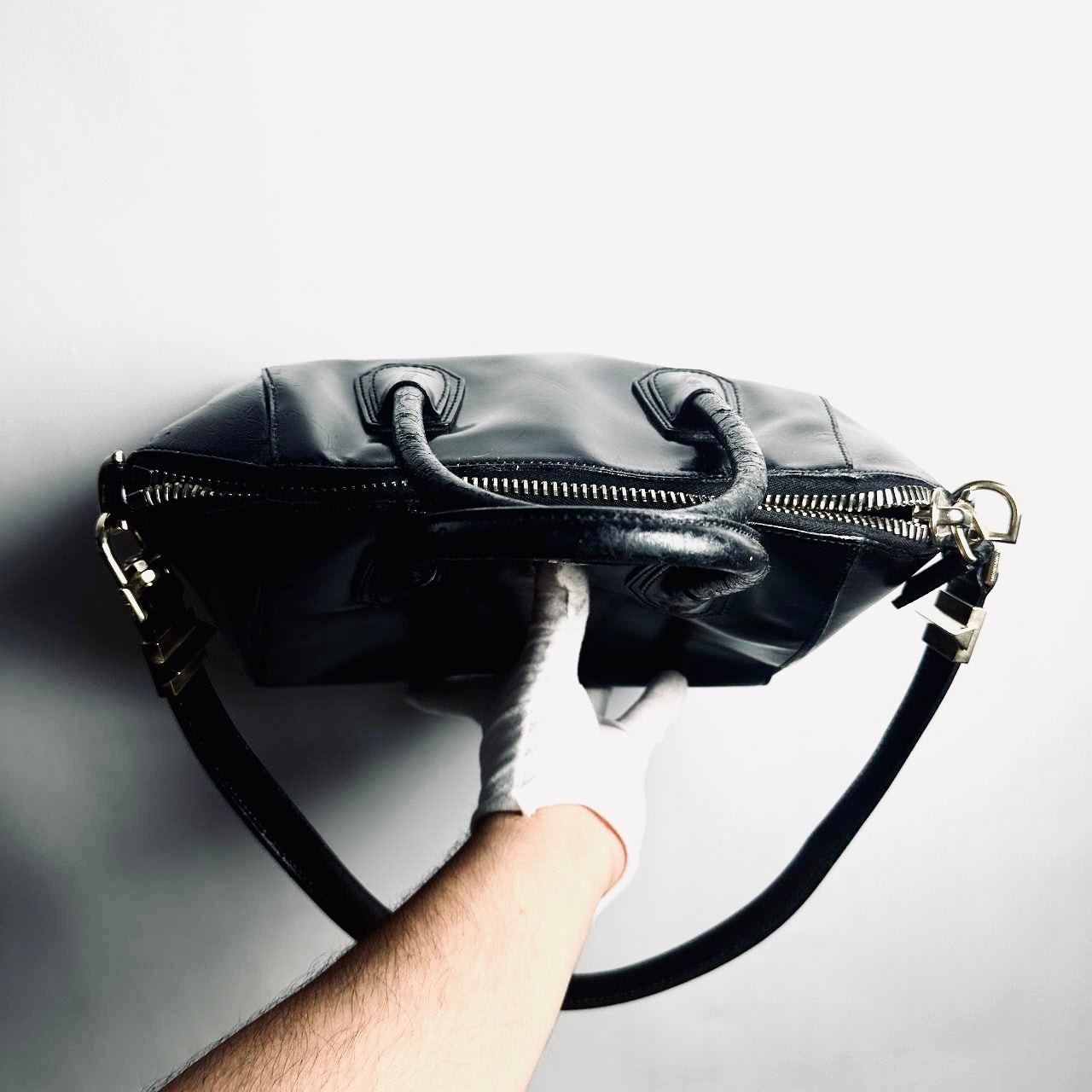 Givenchy Black GHW Small Antigona Shiny Calfskin Leather Monogram Logo 2-Way Top Handle Shoulder Sling Bag