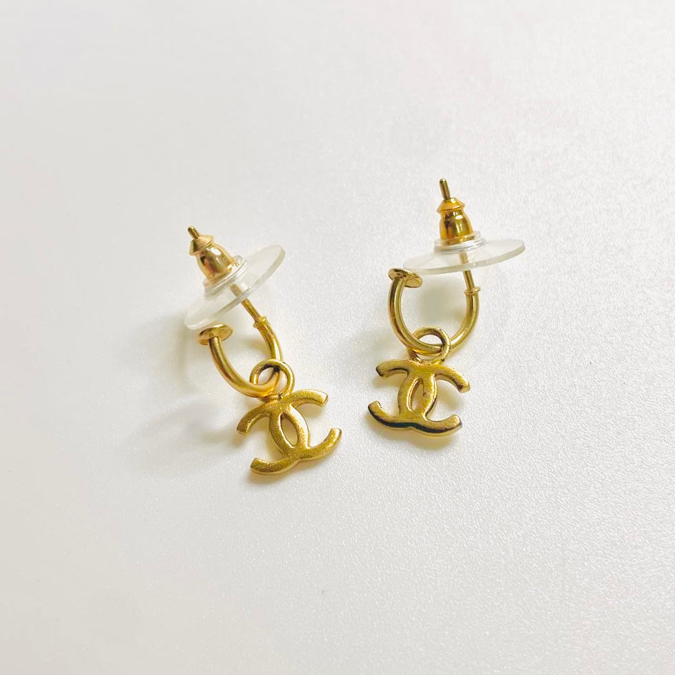 Chanel Giant CC Signature Monogram Logo Classic Gold Stud Vintage Earrings