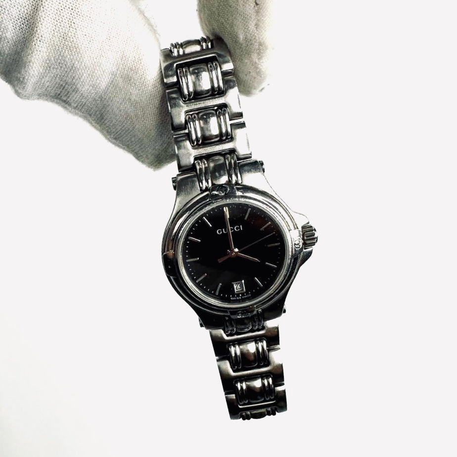 Gucci Black Round Dial Monogram Logo Stainless Steel 26MM 9040L Watch