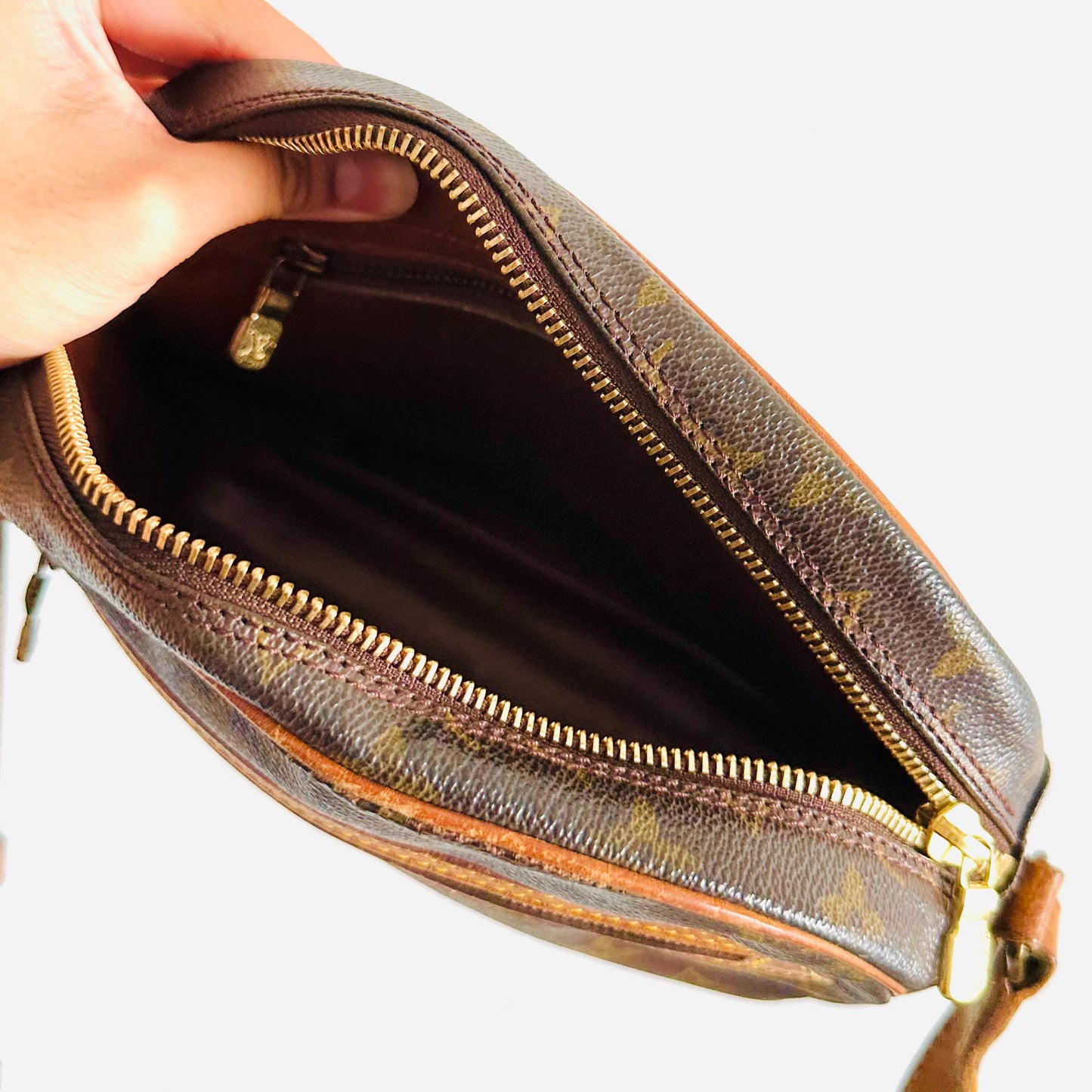 Louis Vuitton LV Senlis Blois Monogram Logo GHW Vintage Zip Camera Shoulder Sling Bag