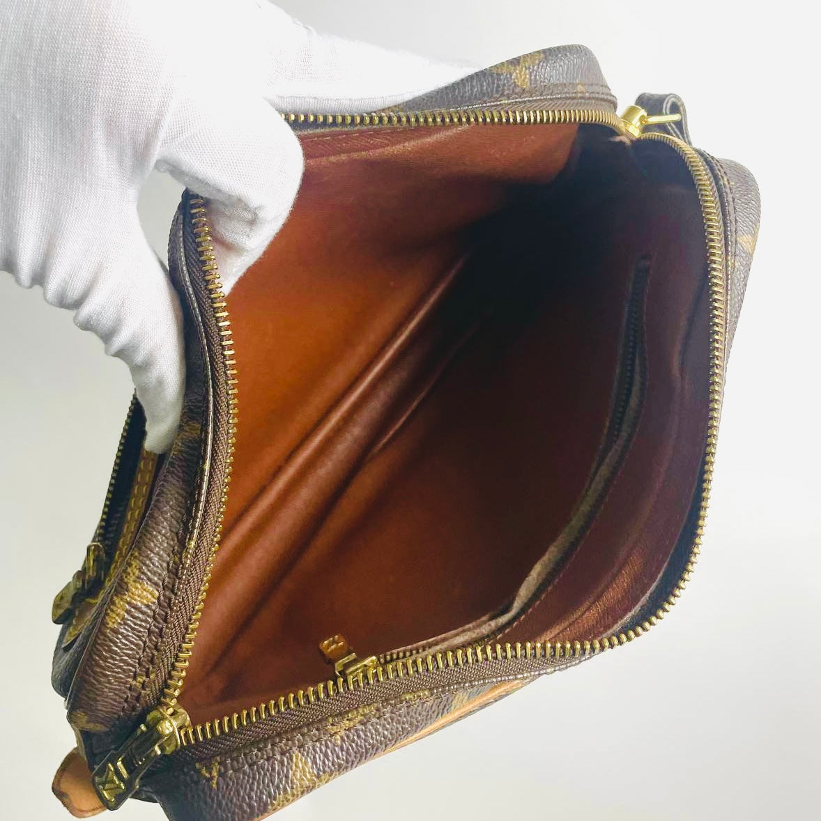 Louis Vuitton LV Dragonne Marly Monogram Logo GHW Vintage Wrislet Clutch Pouch Case