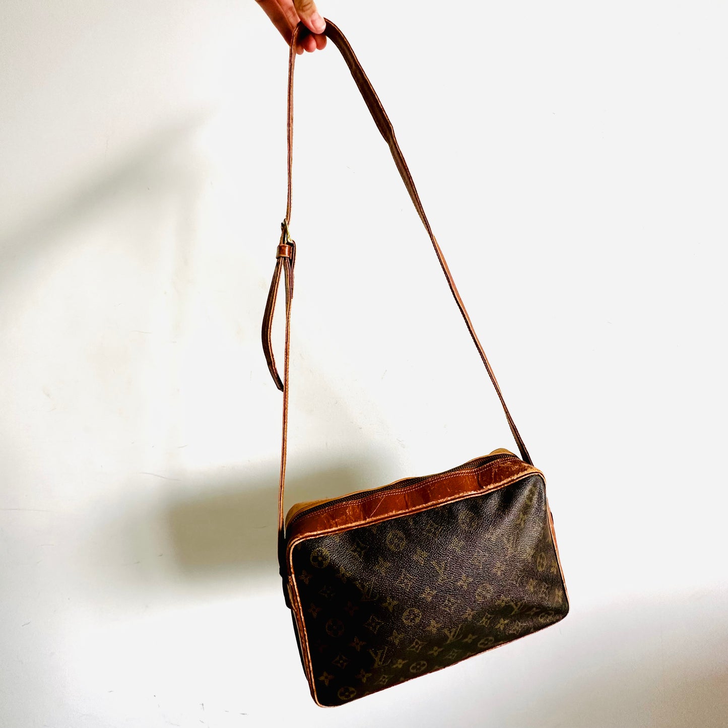 Louis Vuitton LV Monogram Logo Camera Sac Bandouliere Zip Vintage Shoulder Sling Bag