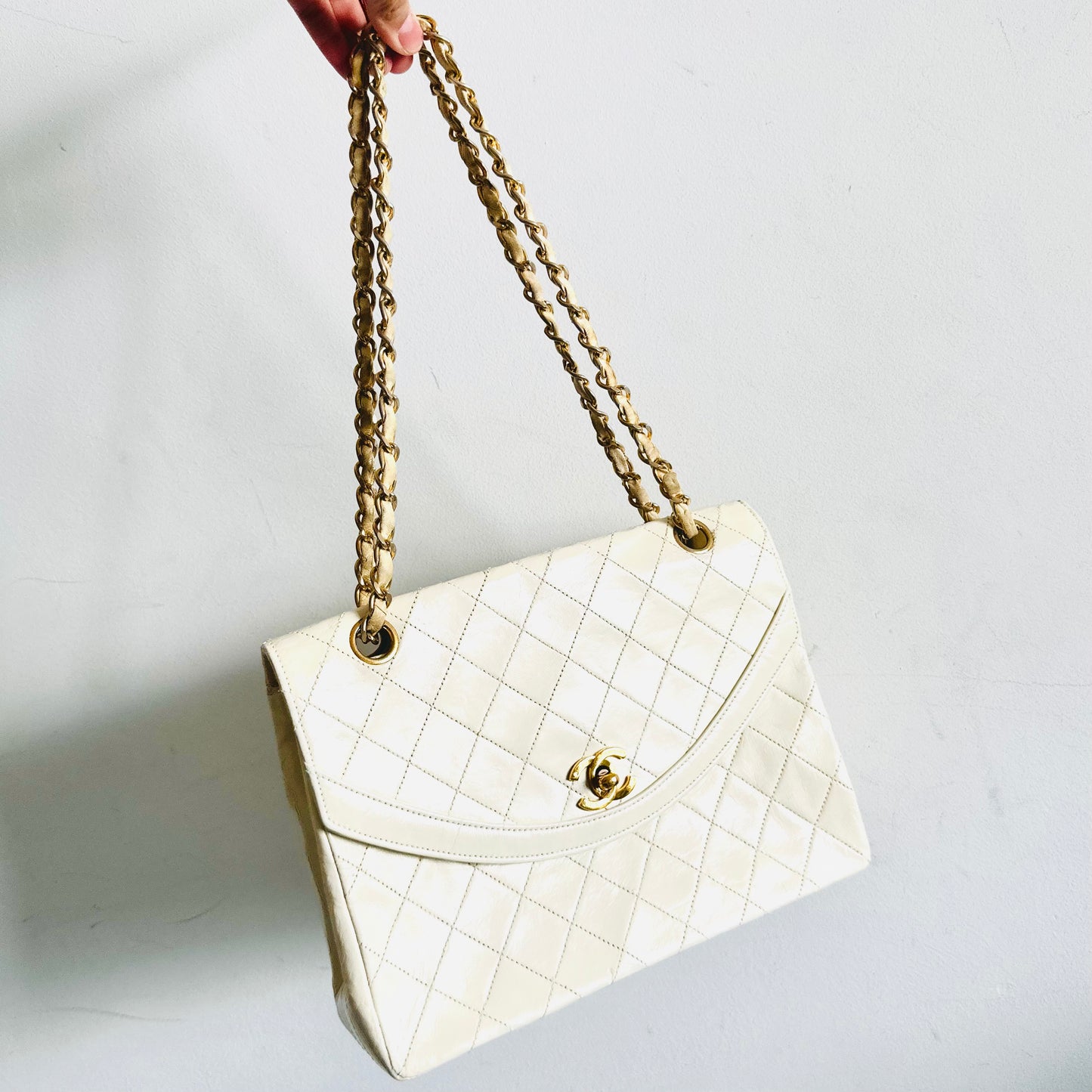 Chanel White GHW Diana Round Medium Classic Single Flap CC Logo Quilted Lambskin 2-Way Vintage Shoulder Sling Bag 0s