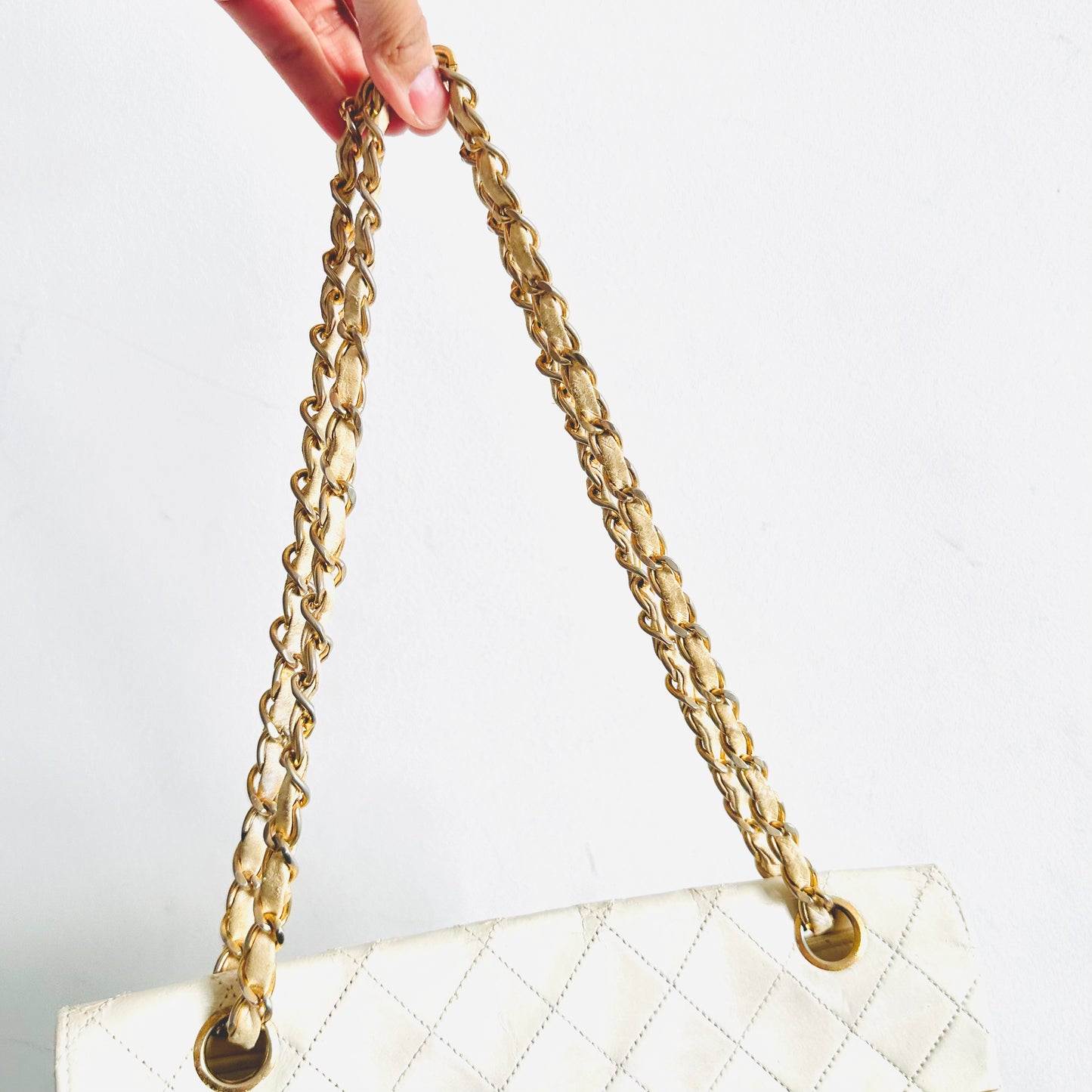 Chanel White GHW Diana Round Medium Classic Single Flap CC Logo Quilted Lambskin 2-Way Vintage Shoulder Sling Bag 0s