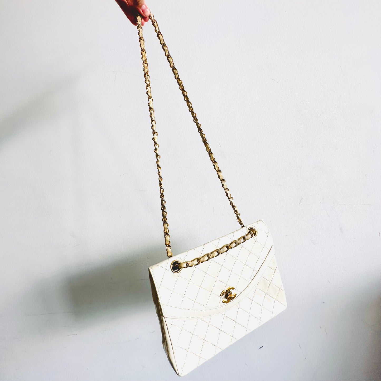 Chanel White GHW Diana Round Medium Classic Single Flap CC Logo Quilted Lambskin 2-Way Vintage Shoulder Sling Bag 0s