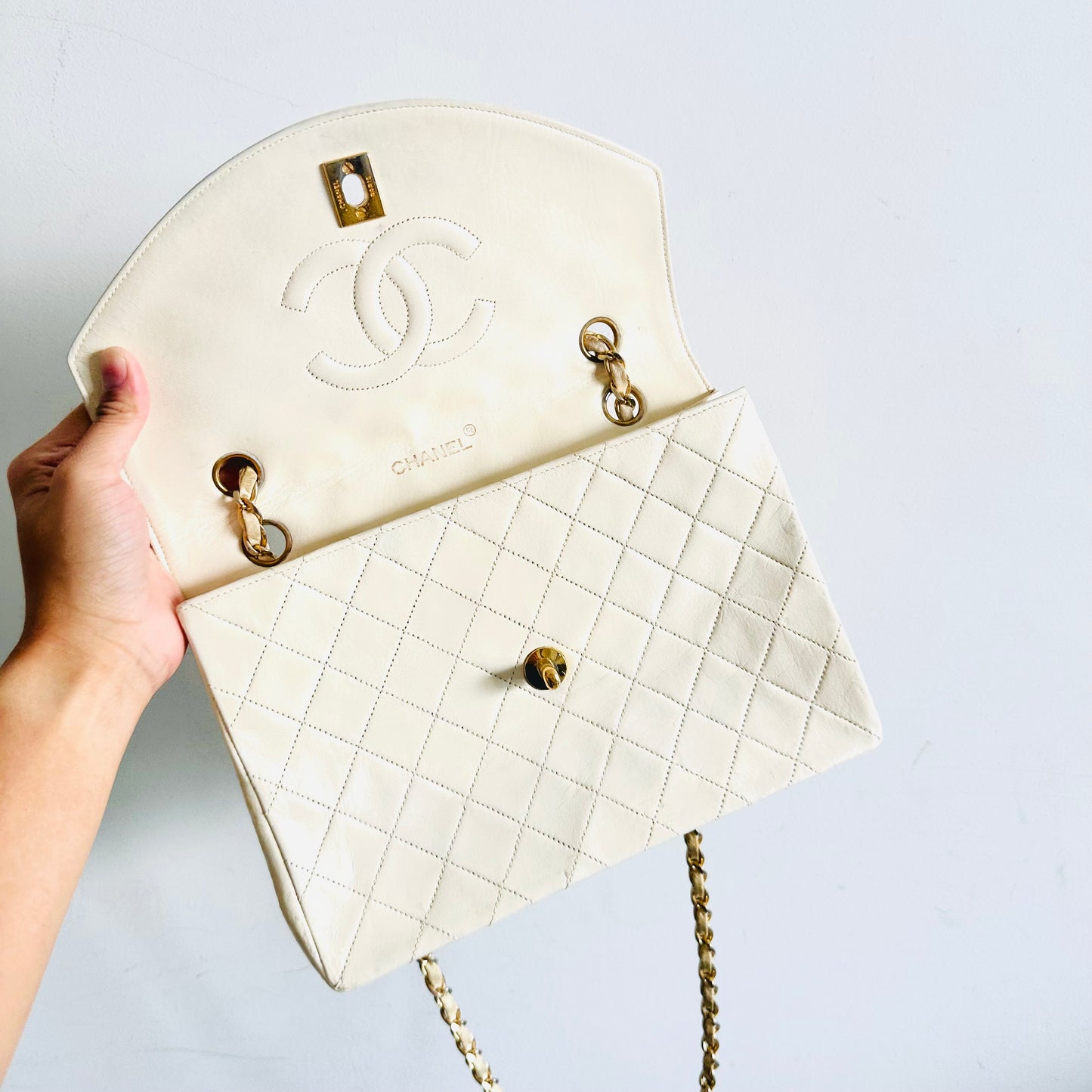 Chanel White GHW Diana Round Medium Classic Single Flap CC Logo Quilted Lambskin 2-Way Vintage Shoulder Sling Bag 0s