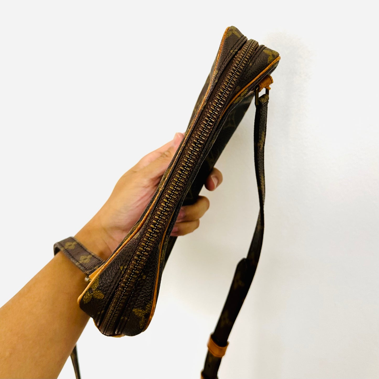 Louis Vuitton LV Monogram Logo GHW Marly Bandouliere Camera Vintage Shoulder Sling Bag