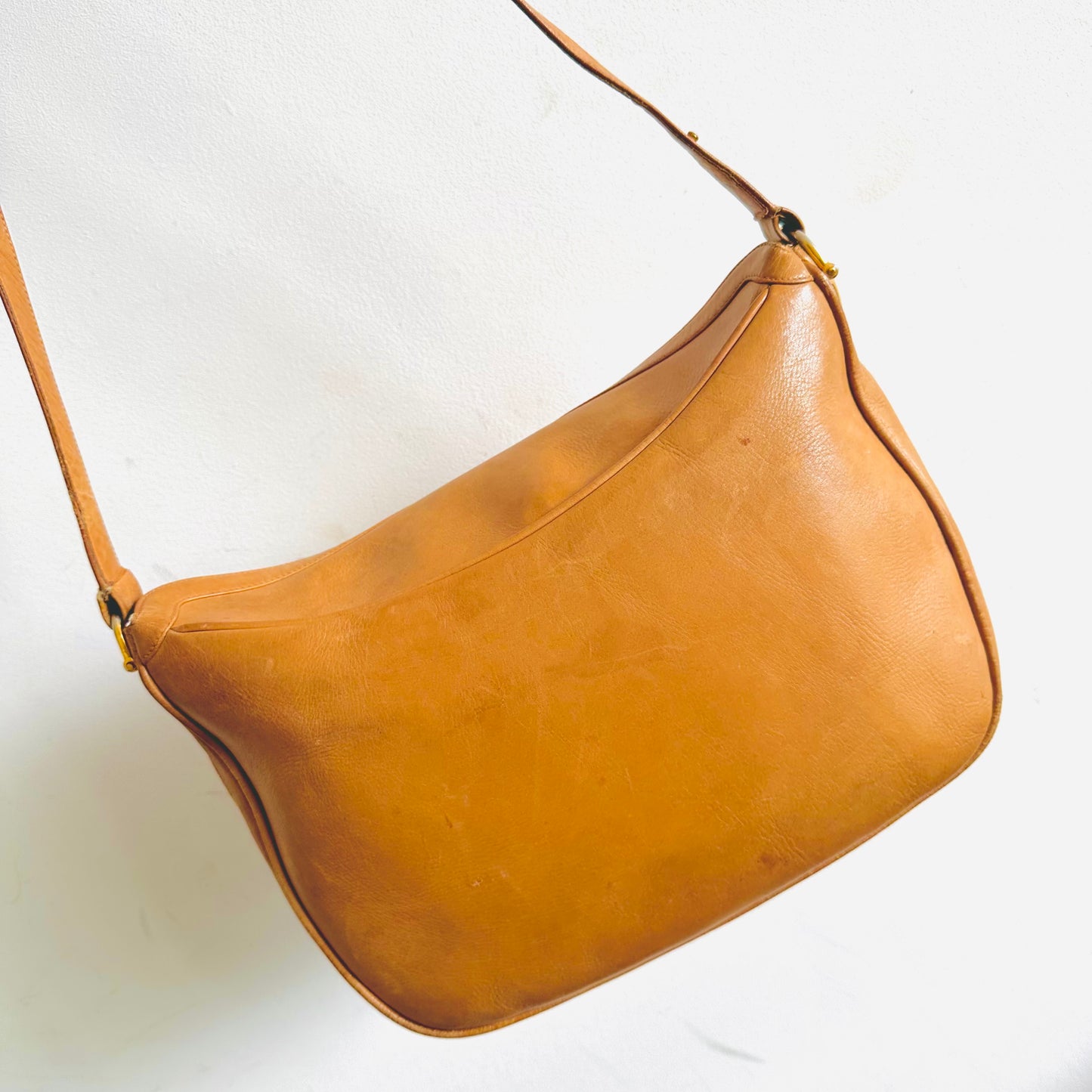 Gucci Jackie Caramel Tan Brown Leather GHW Monogram Logo Vintage 2-Way Flap Hobo Shoulder Sling Bag