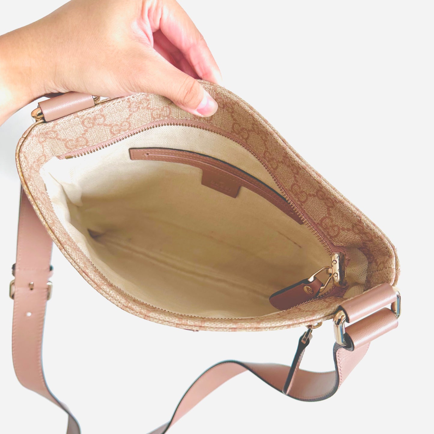 Gucci Supreme Pink Beige GG Monogram Logo Zip Messenger Shoulder Sling Bag