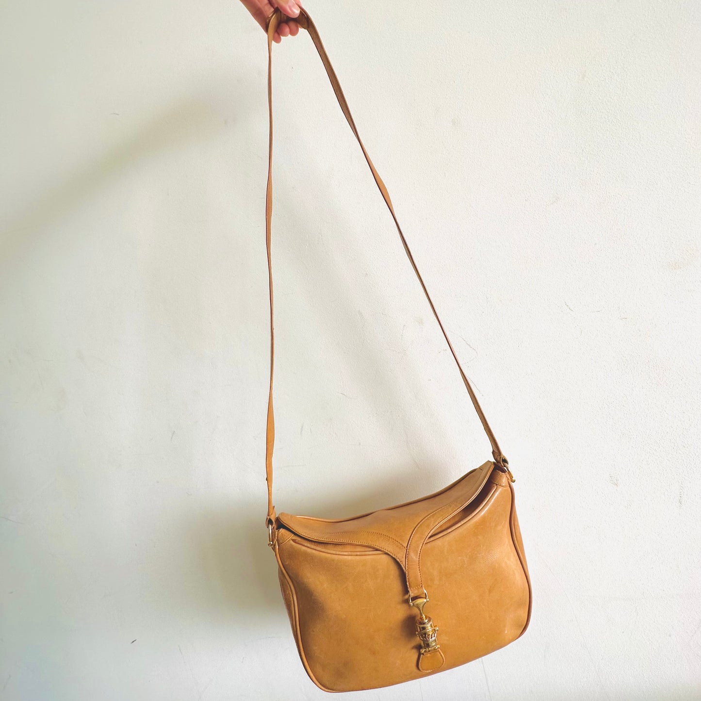 Gucci Jackie Caramel Tan Brown Leather GHW Monogram Logo Vintage 2-Way Flap Hobo Shoulder Sling Bag