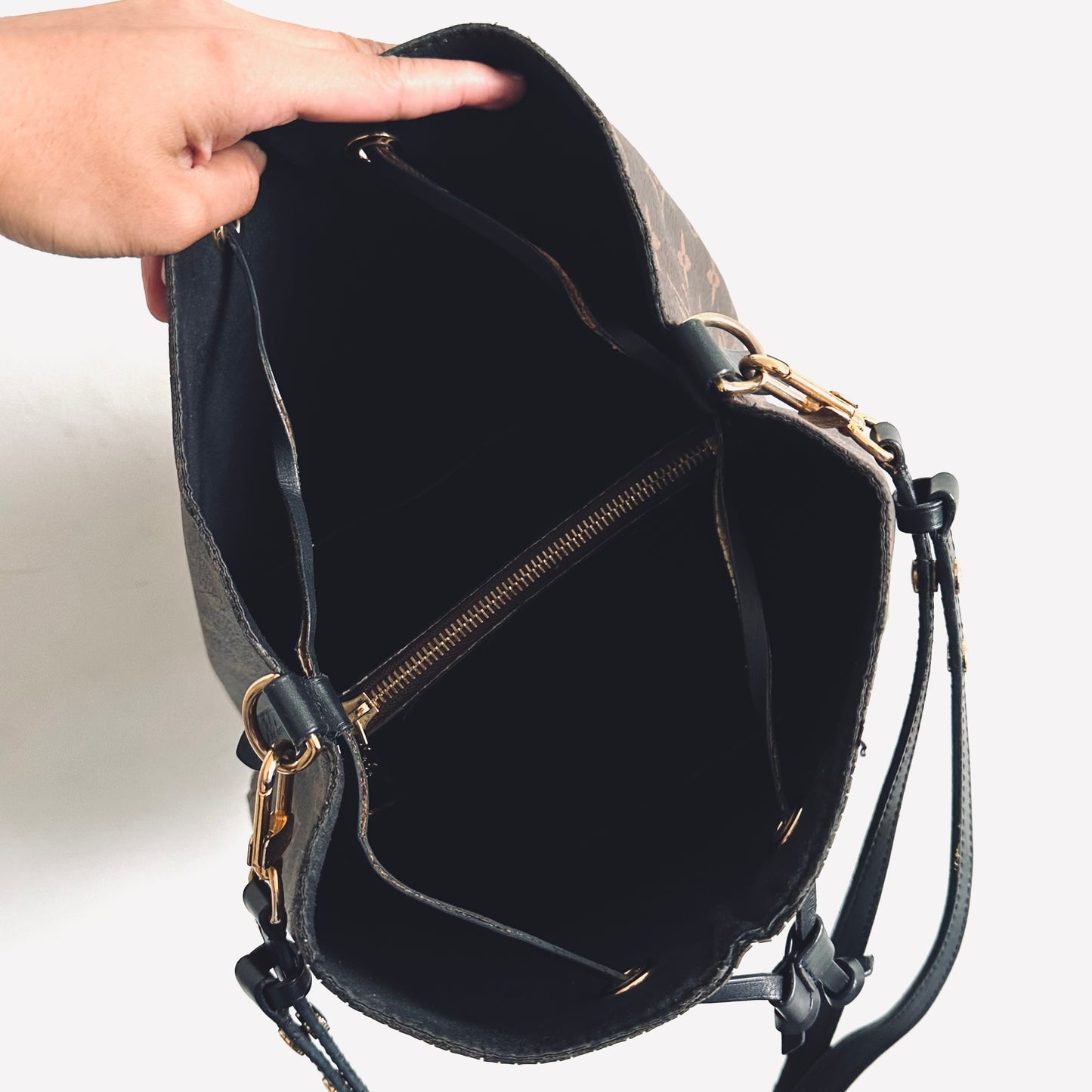 Louis Vuitton LV Neonoe MM Classic Bucket Monogram Logo Black GHW Shoulder Sling Bag