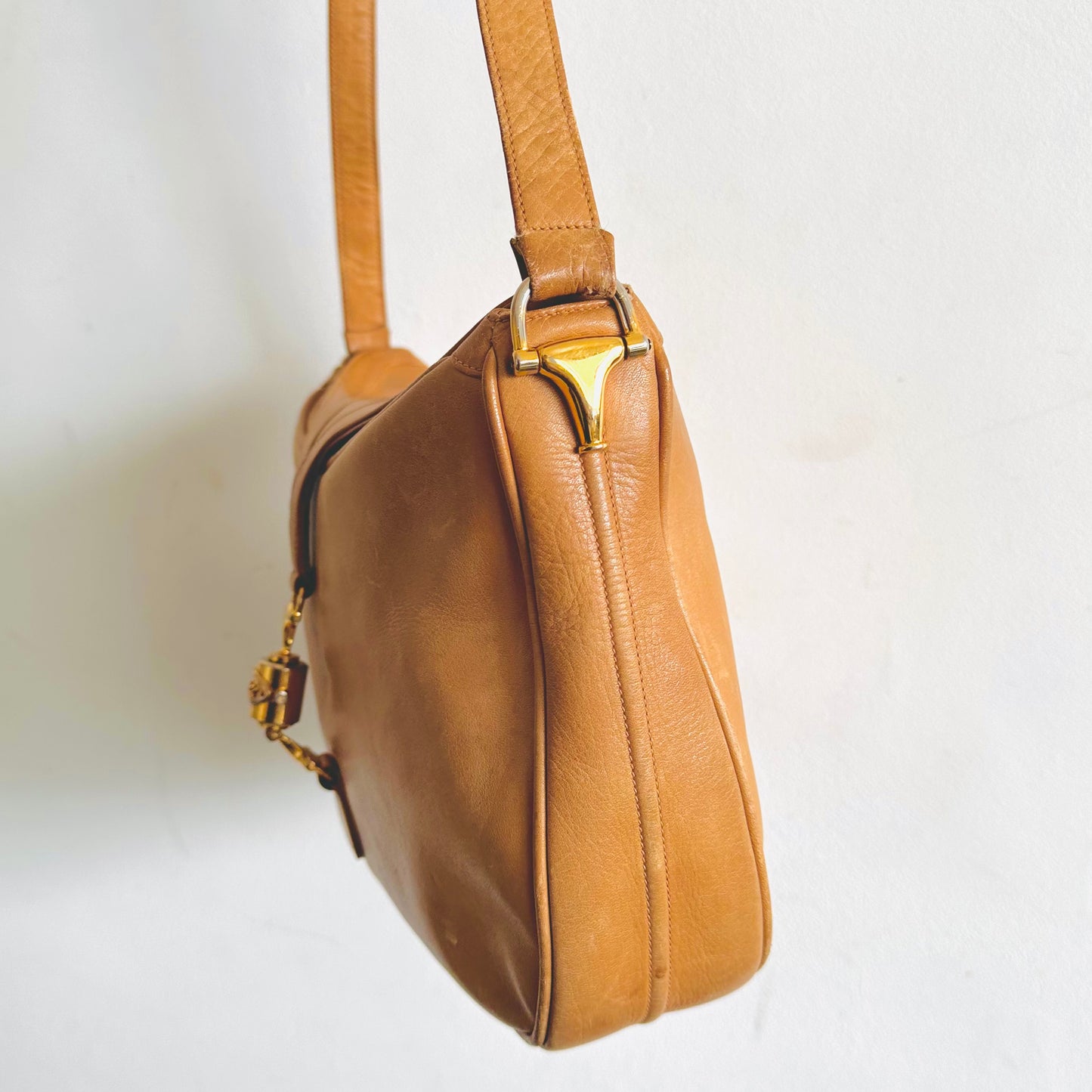 Gucci Jackie Caramel Tan Brown Leather GHW Monogram Logo Vintage 2-Way Flap Hobo Shoulder Sling Bag