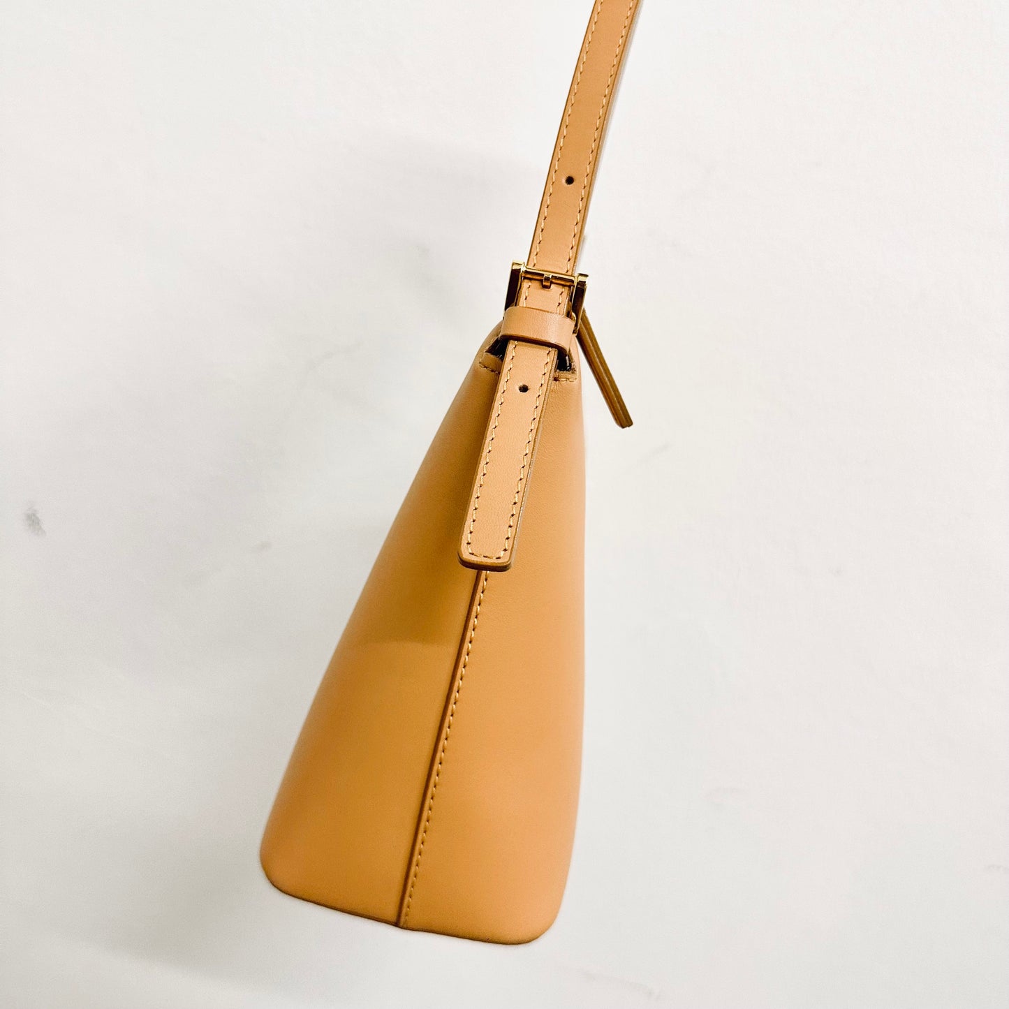 Burberry Caramel Brown GHW Classic Smooth Leather Hobo Baguette Pochette Accessories Shoulder Bag