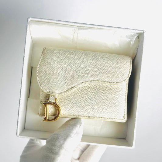 Christian Dior CD White GHW Saddle Lotus Monogram Logo Grained Calfskin Flap Compact Wallet