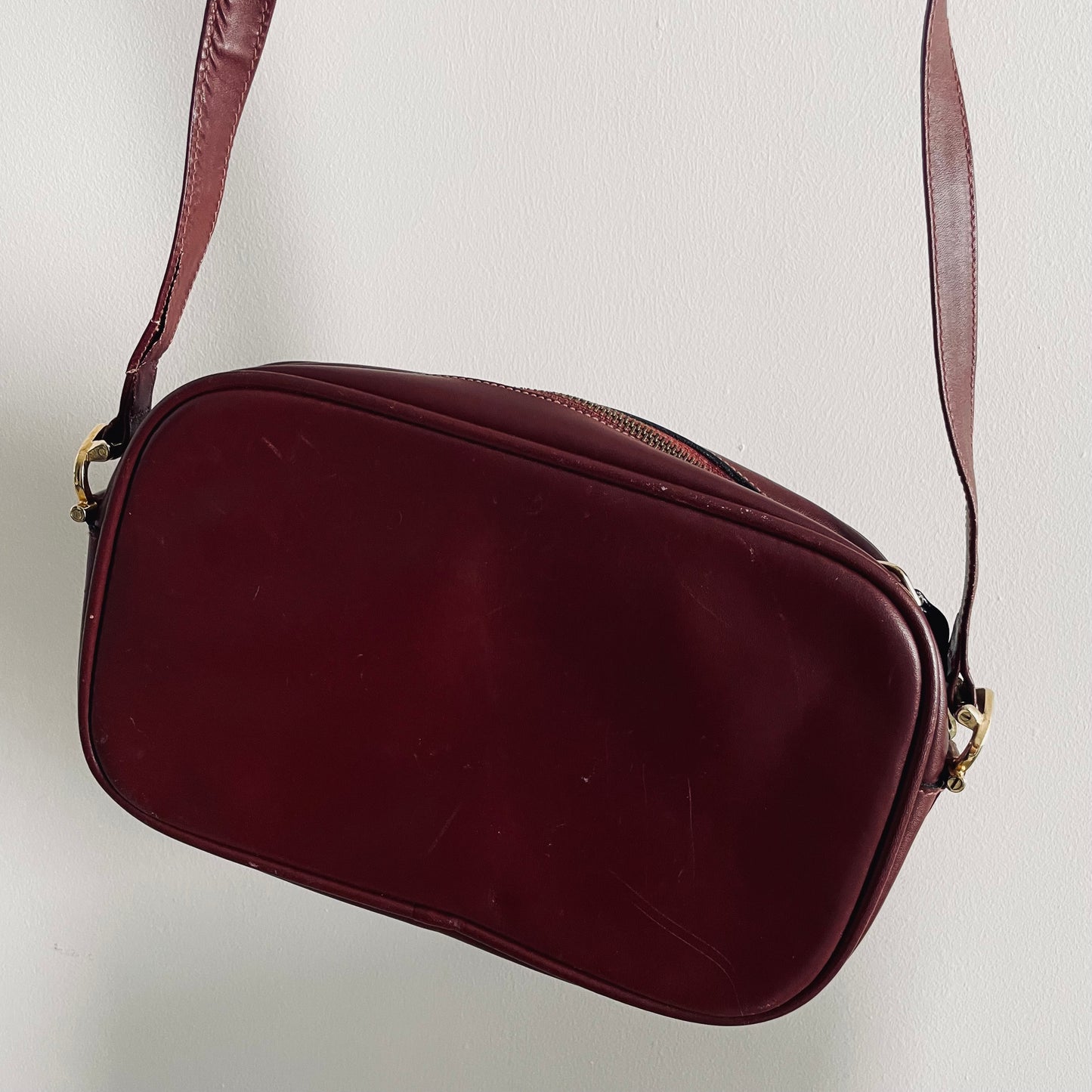 Cartier Mast / Must de Cartier Burgundy Maroon Red GHW Smooth Leather Shoulder Sling Bag