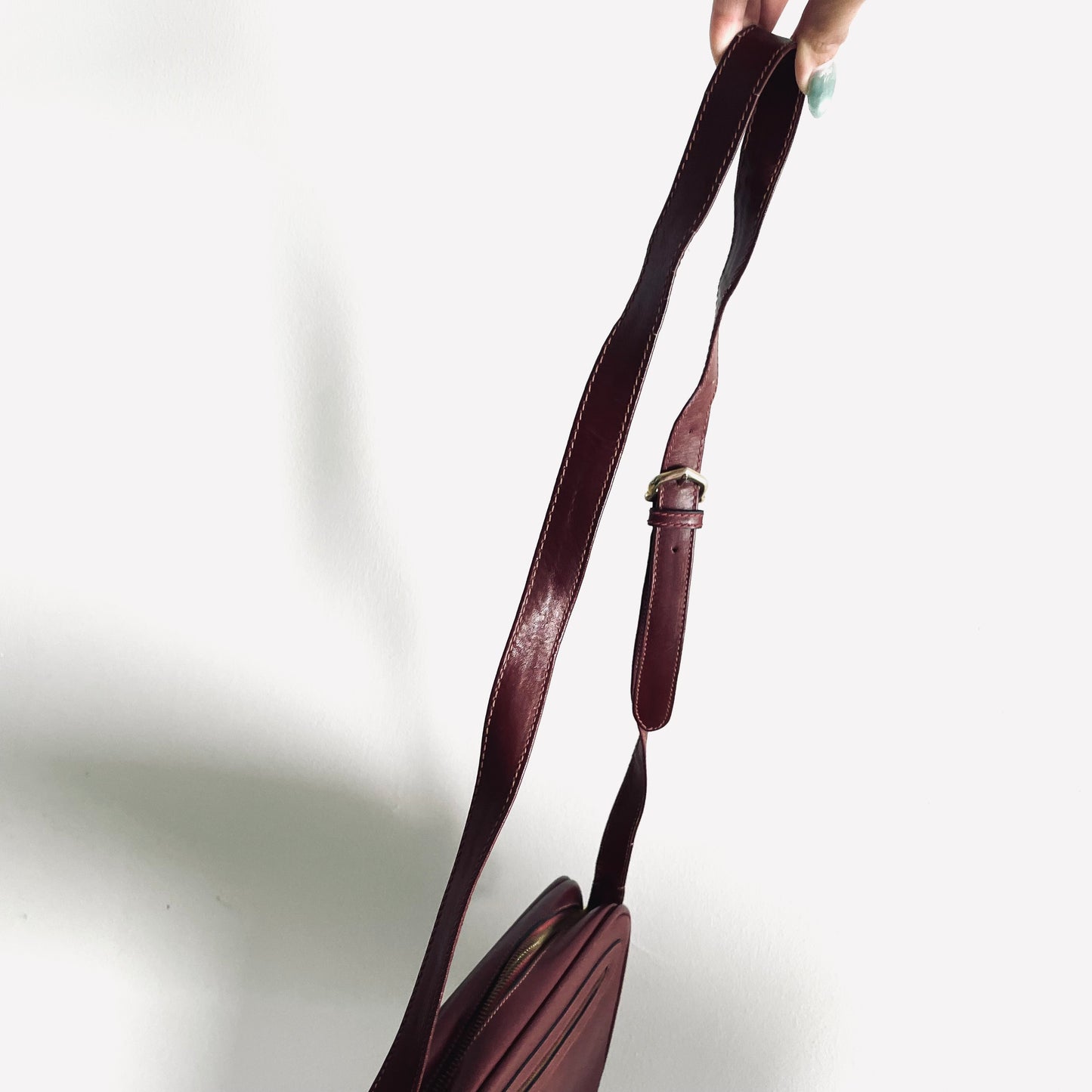 Cartier Mast / Must de Cartier Burgundy Maroon Red GHW Smooth Leather Shoulder Sling Bag