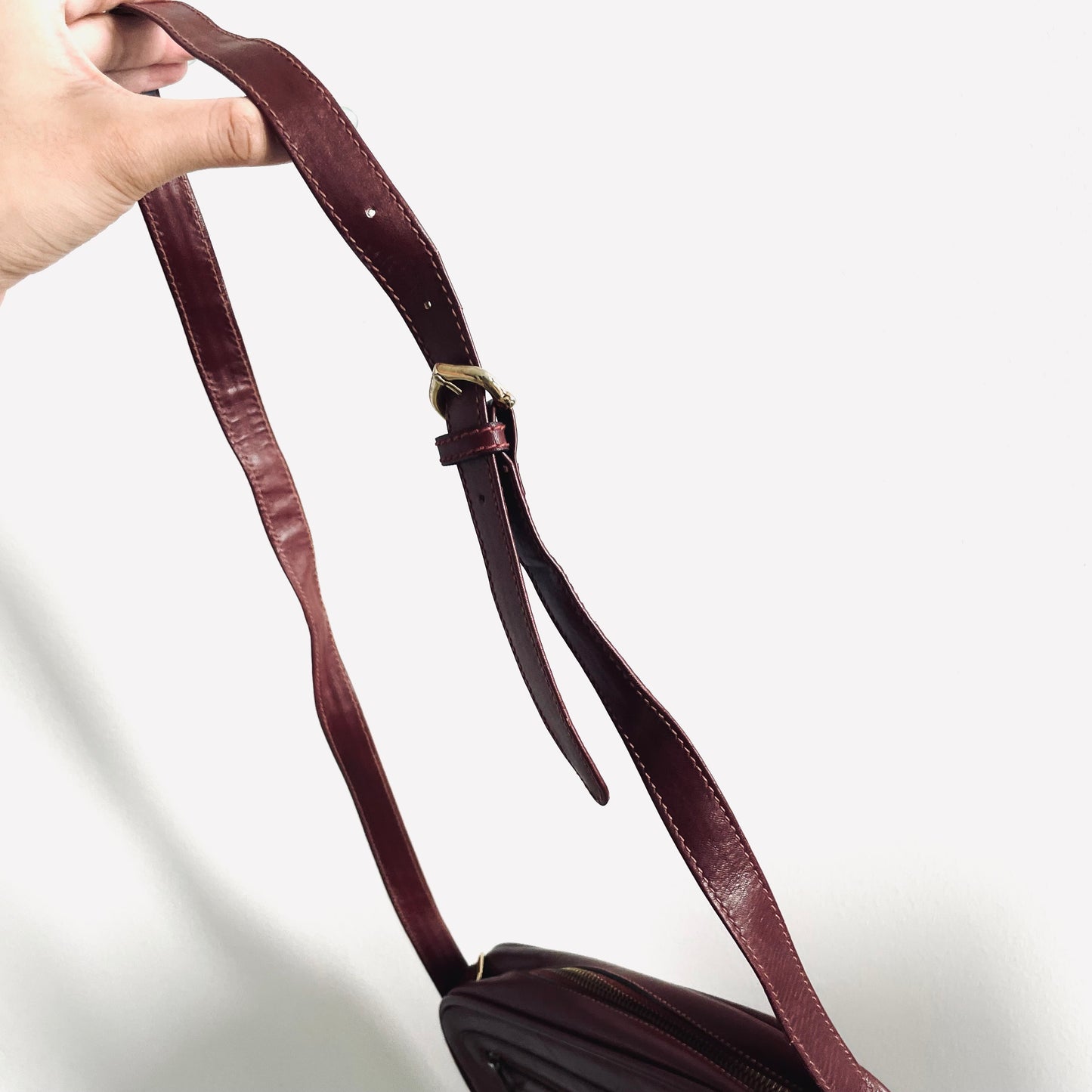 Cartier Mast / Must de Cartier Burgundy Maroon Red GHW Smooth Leather Shoulder Sling Bag