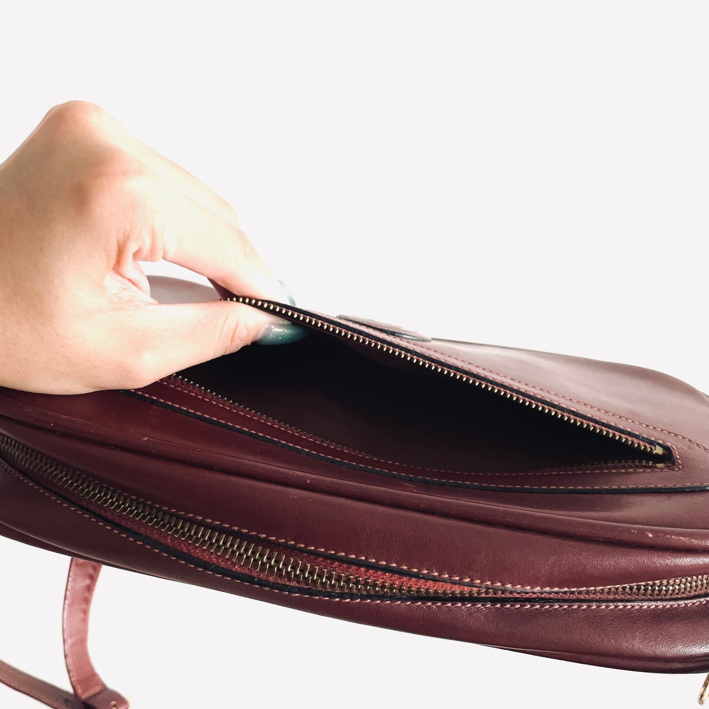 Cartier Mast / Must de Cartier Burgundy Maroon Red GHW Smooth Leather Shoulder Sling Bag