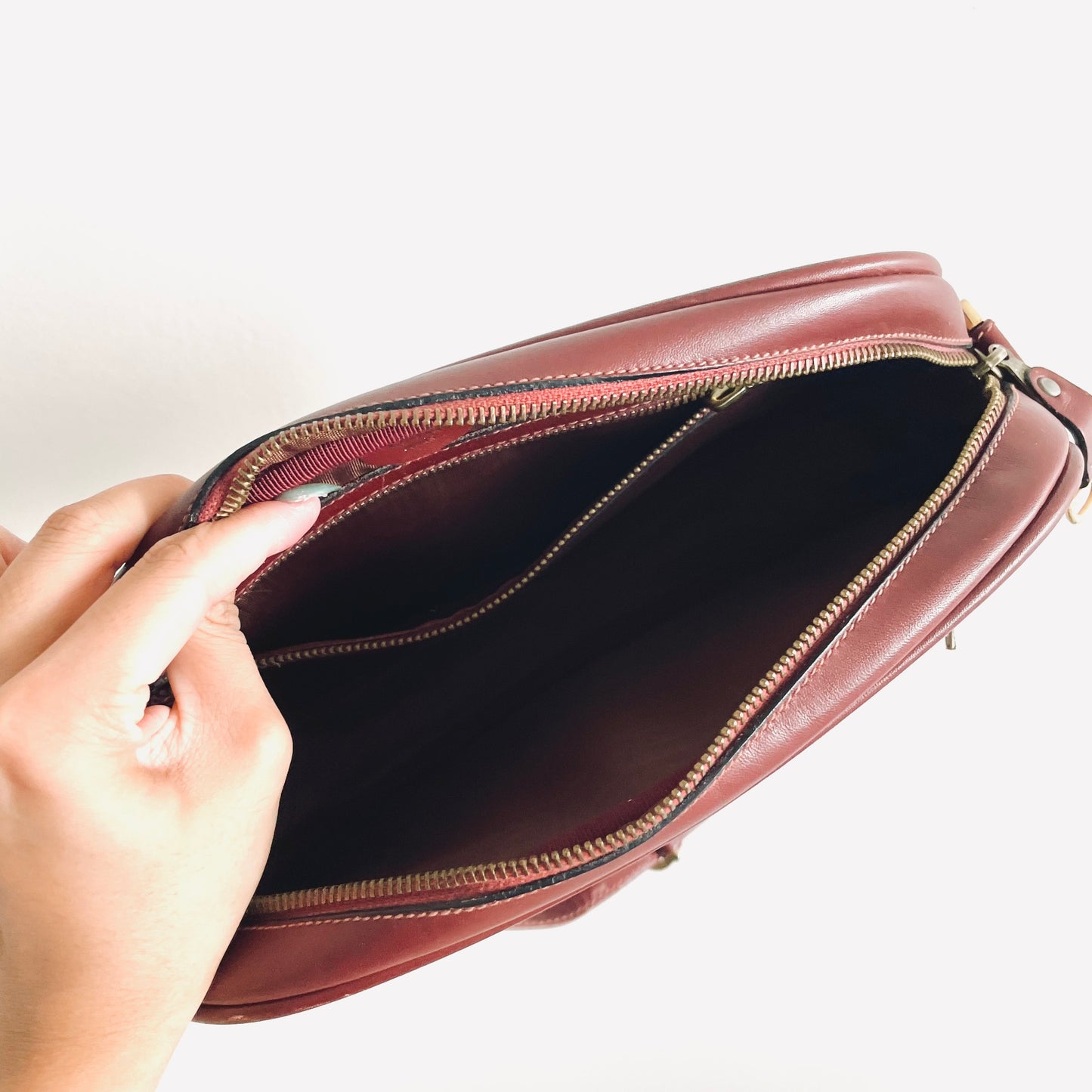 Cartier Mast / Must de Cartier Burgundy Maroon Red GHW Smooth Leather Shoulder Sling Bag