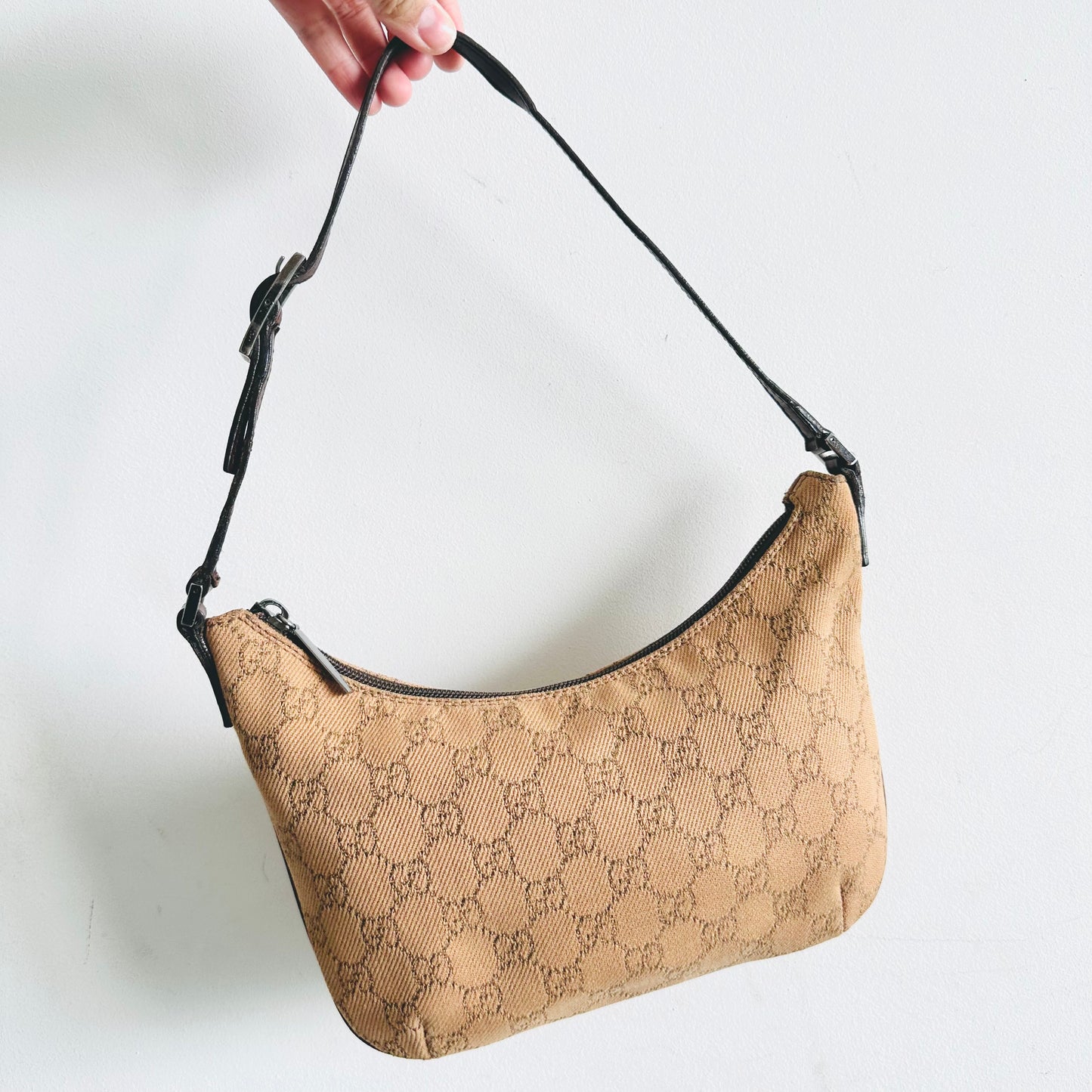 Gucci Beige GG Monogram Logo Pochette Hobo Baguette Shoulder Bag