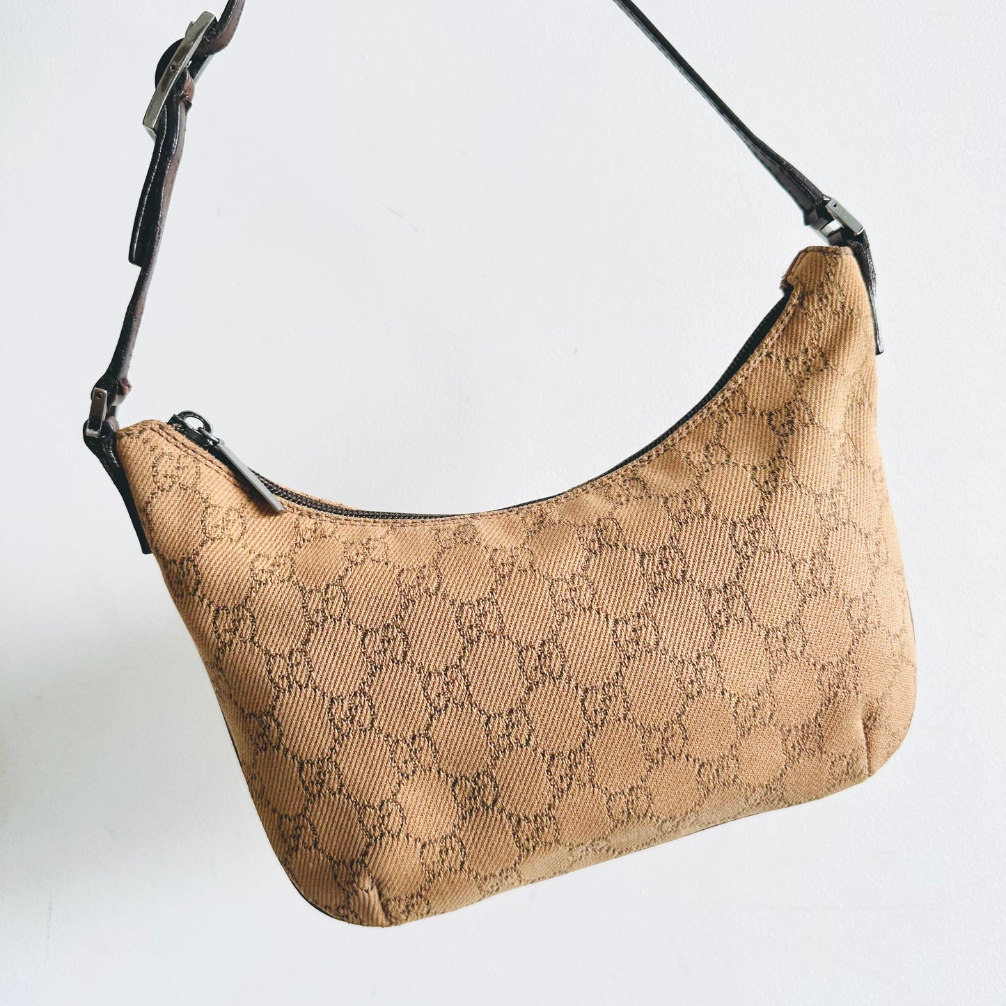 Gucci Beige GG Monogram Logo Pochette Hobo Baguette Shoulder Bag