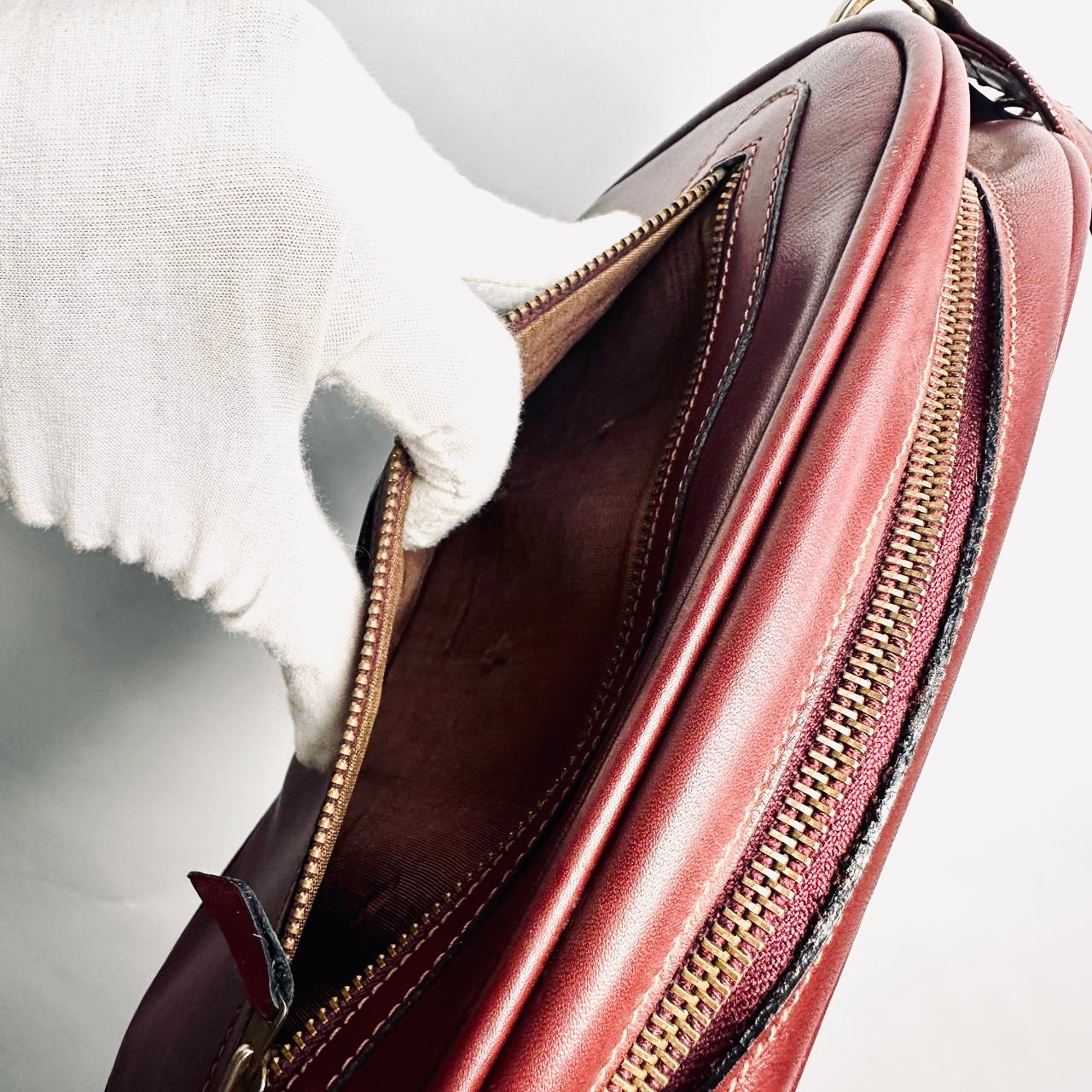 Cartier Must / Mast de Cartier Burgundy Red Maroon GHW Smooth Leather East West Zip Shoulder Sling Bag