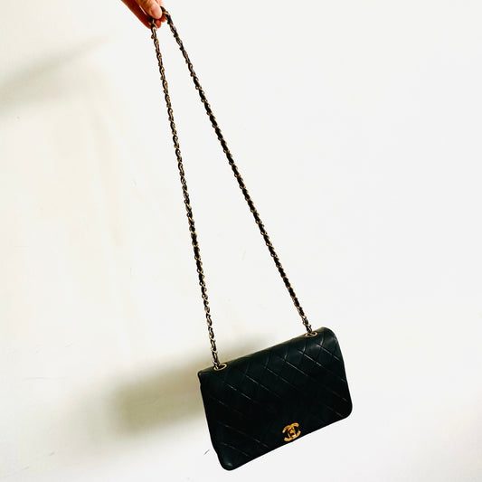 Chanel Black GHW CC Logo Small Full Flap Quilted Lambskin Vintage Turnlock Shoulder Sling Bag 1s