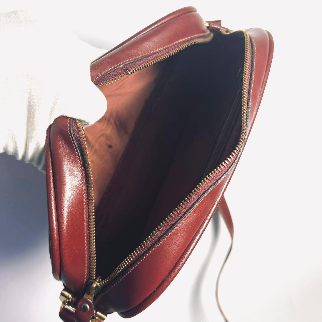 Cartier Must / Mast de Cartier Burgundy Red Maroon GHW Smooth Leather Zip East West Shoulder Sling Bag