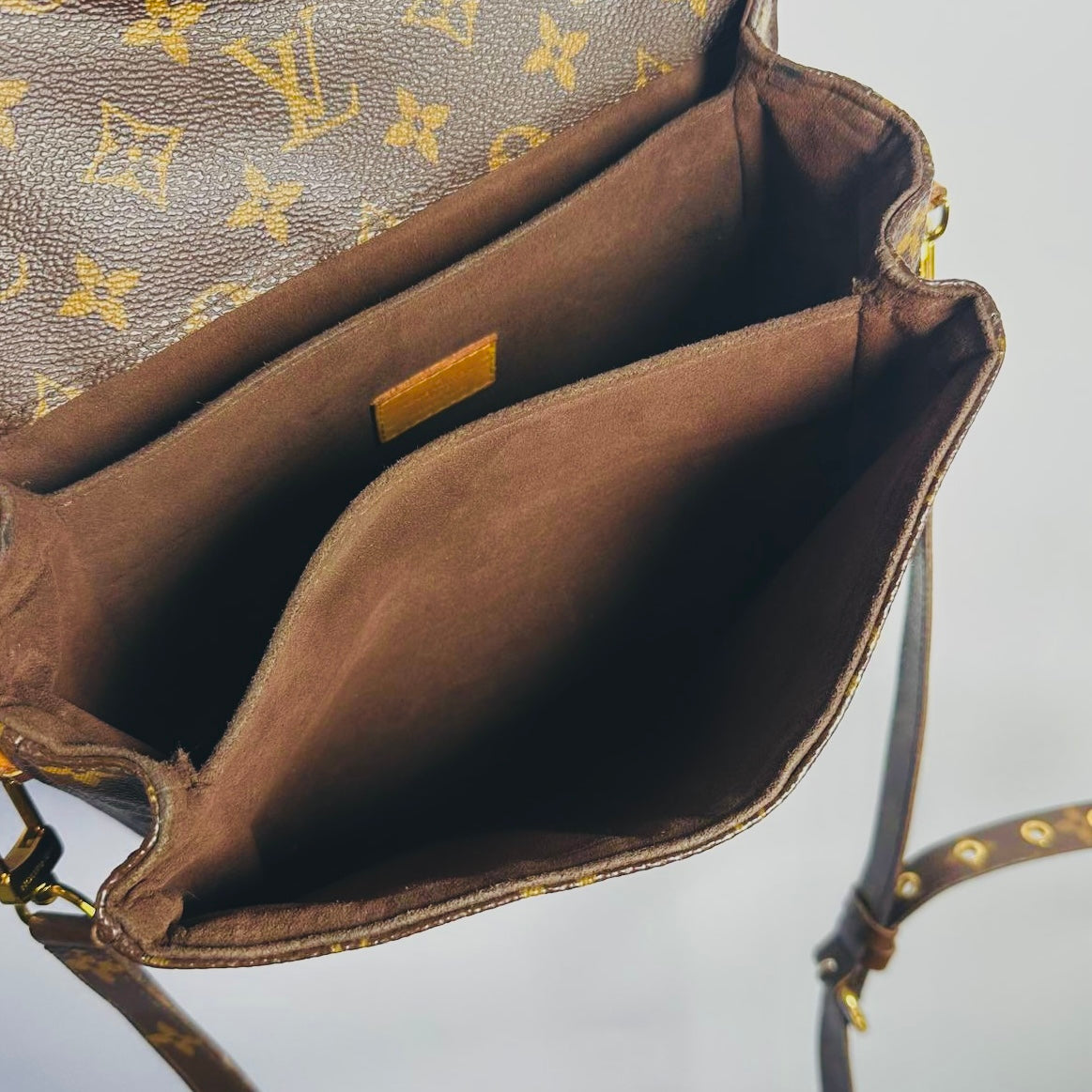 Louis Vuitton LV Pochette Metis Monogram Logo GHW 2-Way Flap Top Handle Shoulder Sling Bag