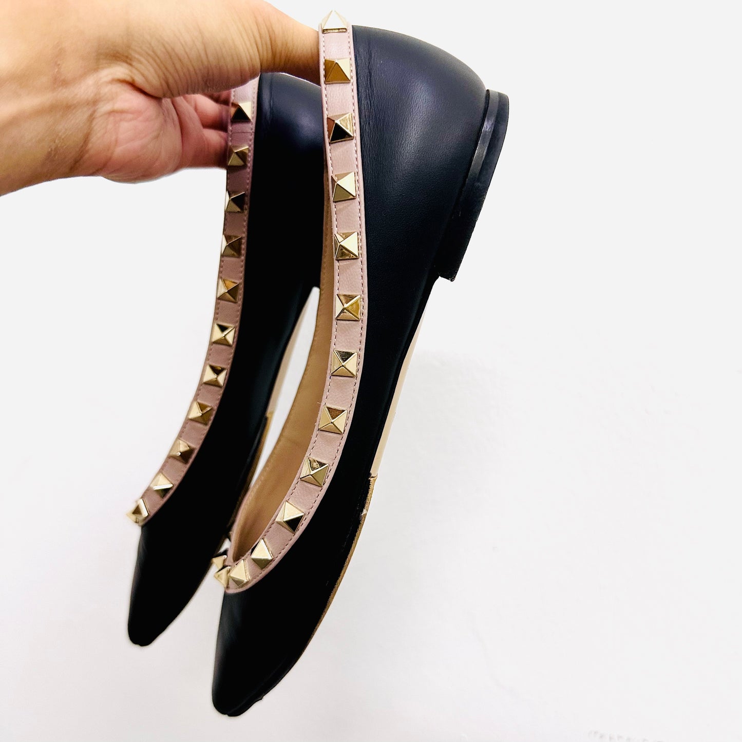 Valentino Garavani Black / Mauve Pink Rockstud Embellished Smooth Leather Pointed Toe Ballet Ballerina Flats Shoes