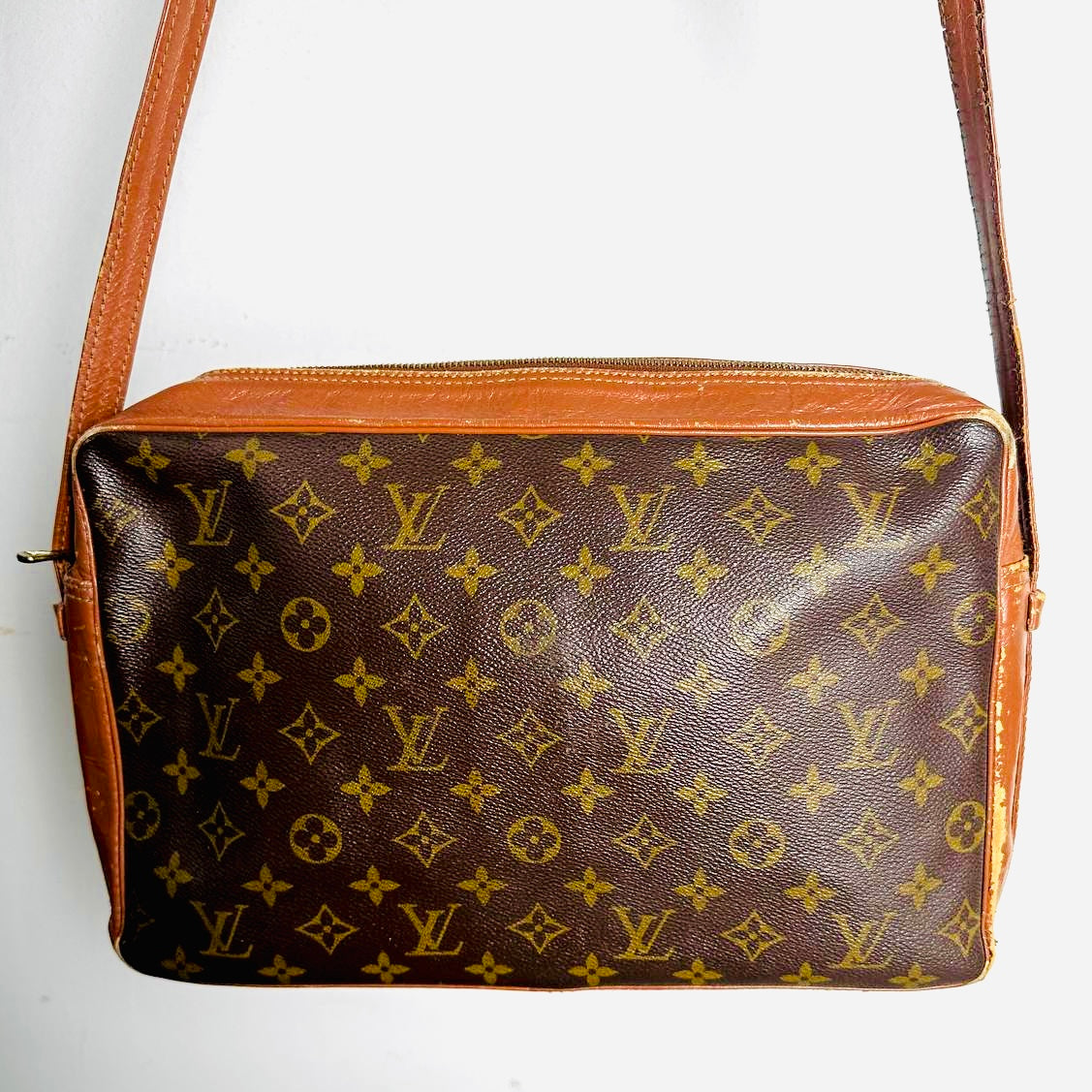 Louis Vuitton LV Sac Camera Monogram Logo GHW Bandouliere Vintage Shoulder Sling Bag