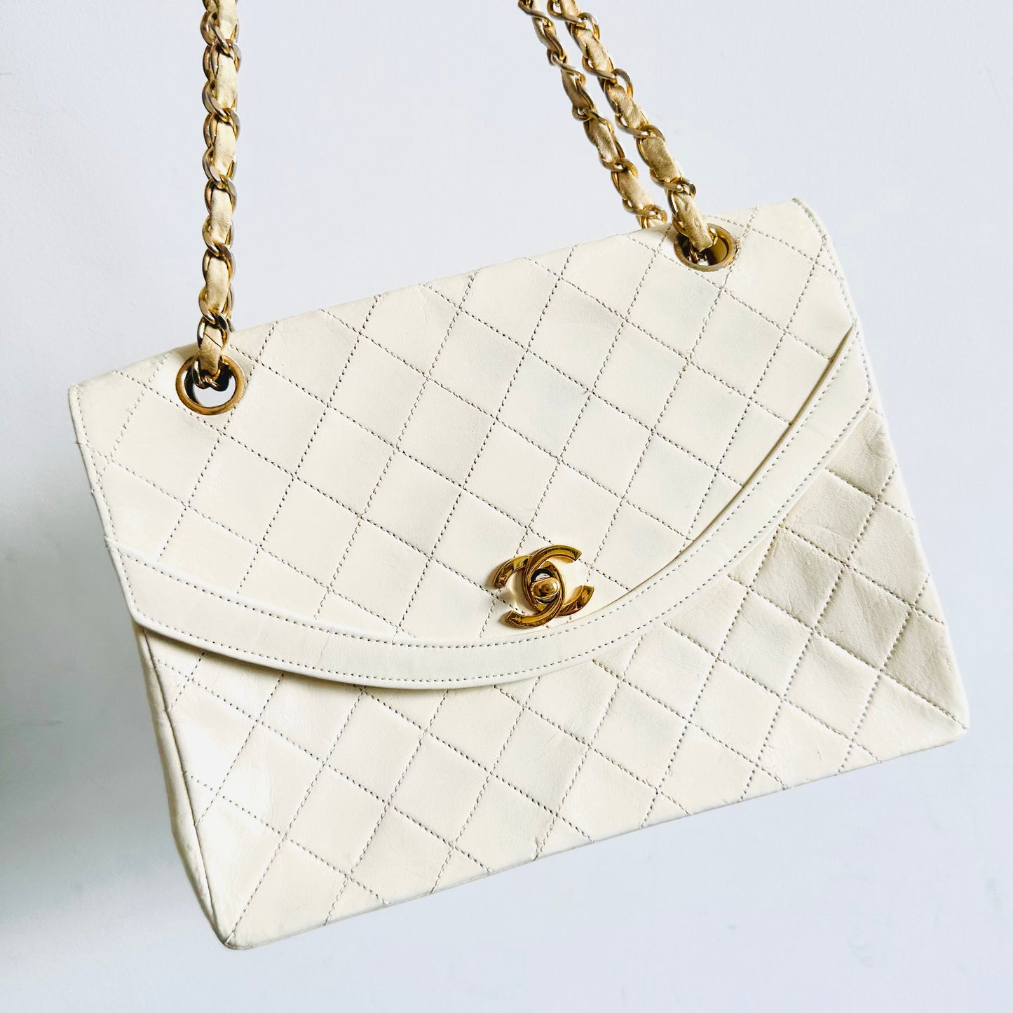 Chanel White GHW Diana Round Medium Classic Single Flap CC Logo Quilted Lambskin 2-Way Vintage Shoulder Sling Bag 0s