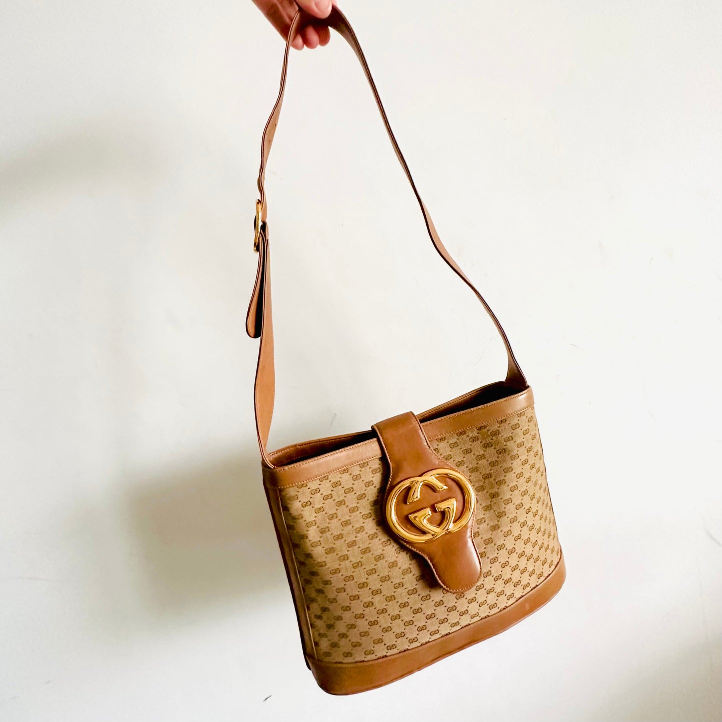 Gucci Beige GHW Giant GG Monogram Logo Bucket Flap Shoulder Sling Bag