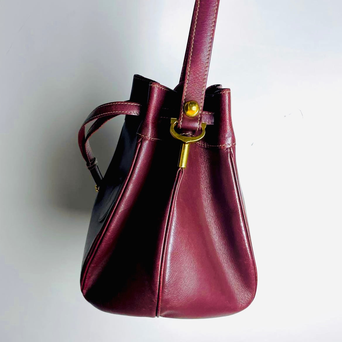 Cartier Mast / Must de Cartier Burgundy Maroon Red GHW Smooth Leather Bucket Shoulder Drawstring Bag
