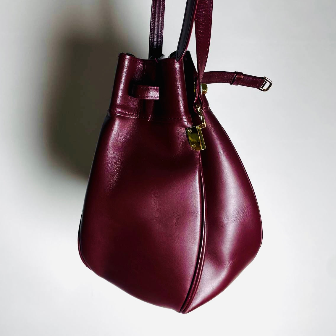 Cartier Mast / Must de Cartier Bucket Burgundy Maroon Red GHW Smooth Leather Shoulder Drawstring Bag