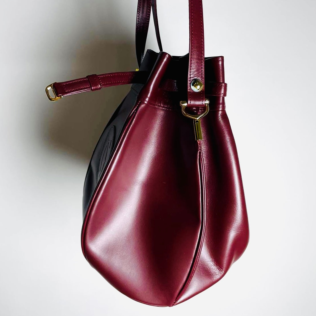 Cartier Mast / Must de Cartier Bucket Burgundy Maroon Red GHW Smooth Leather Shoulder Drawstring Bag